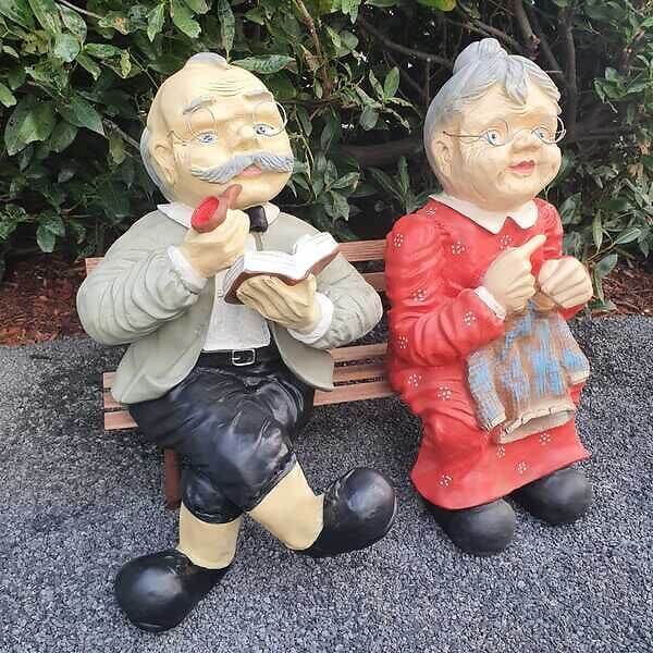 Gartenfigur Oma und Opa Figur sitzen auf einer Bank 66 cm