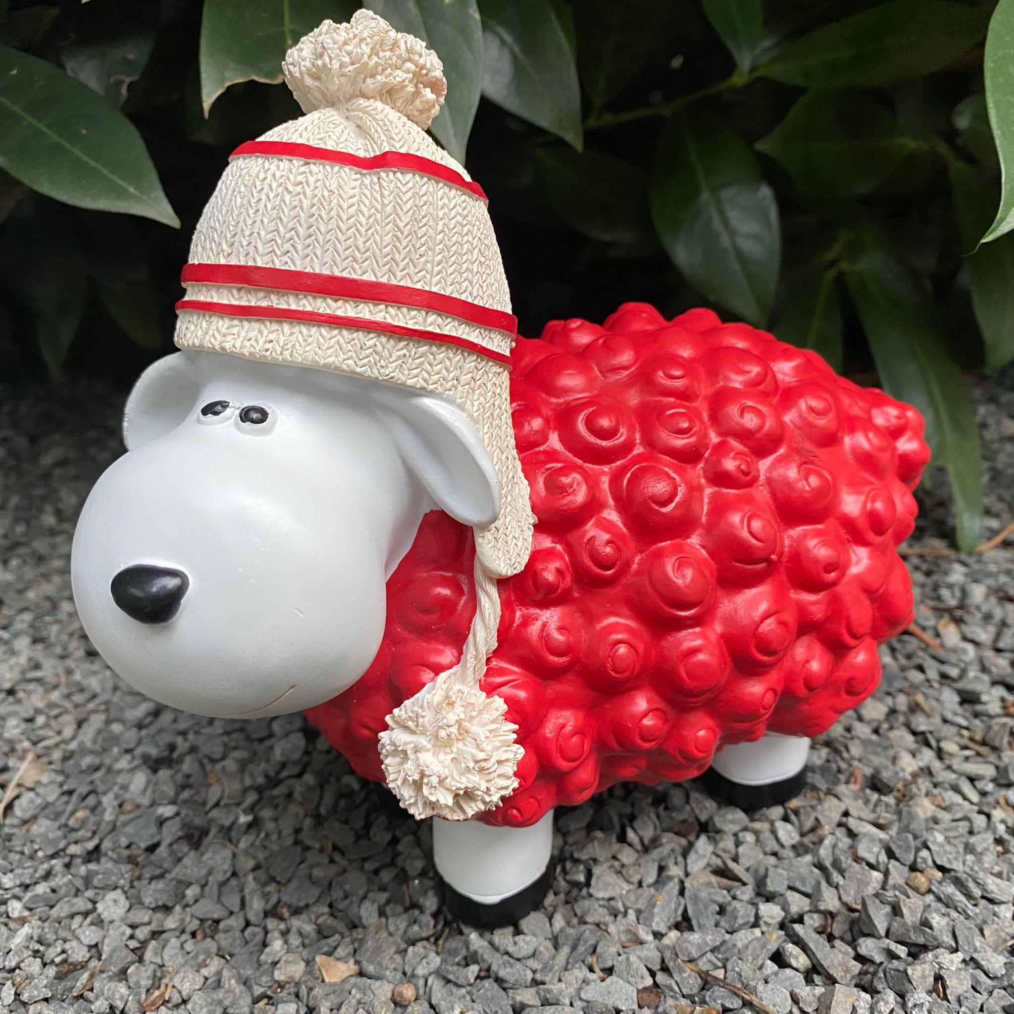 Gartenfigur lustige Schaf Figur rot  mit Bommelmütze 18 cm