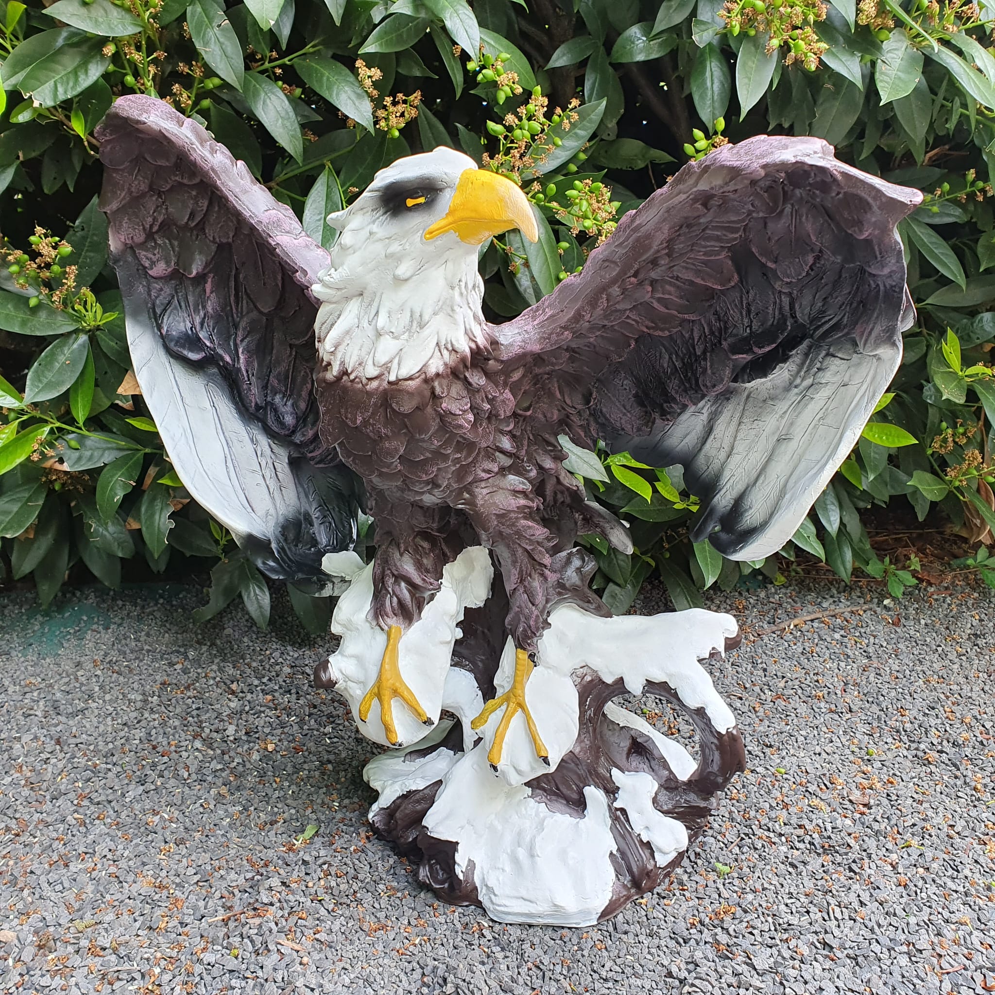 Großer Adler auf Ast mit offenen Flügel als Gartenfigur