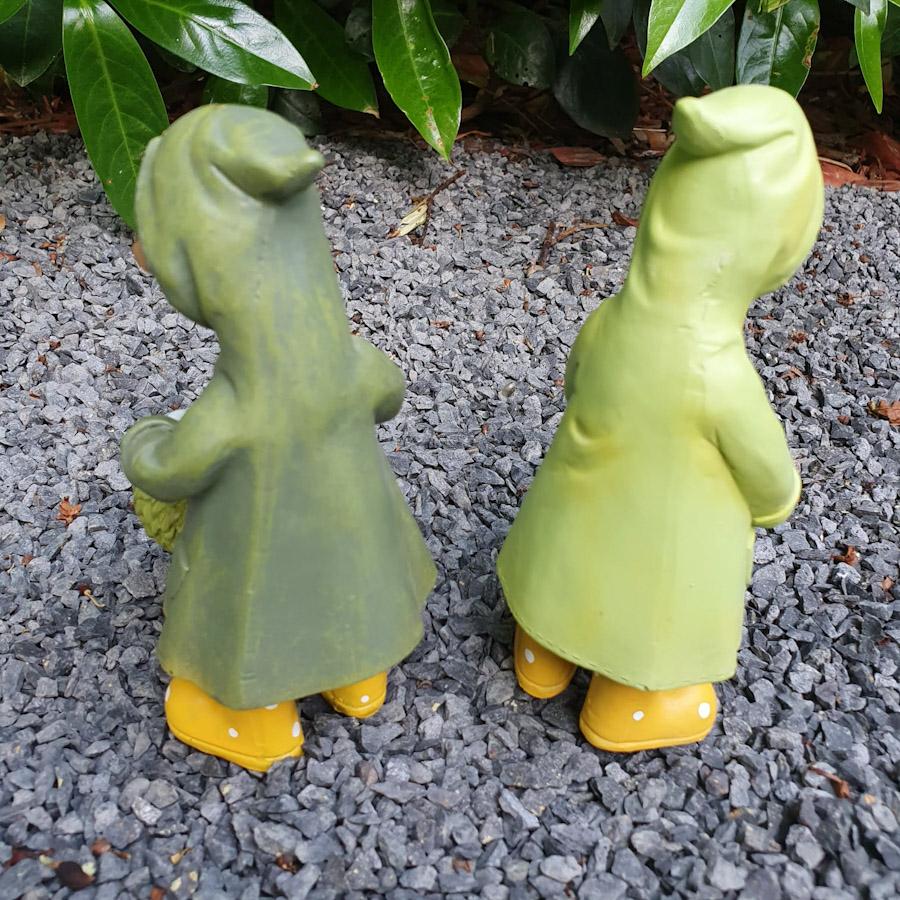 2 Enten mit Mantel am Hecken schneiden als Gartenfigur von hinten