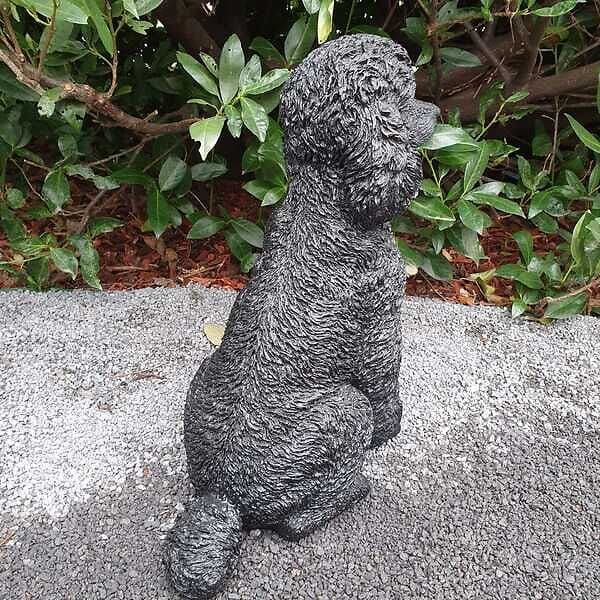 Gartenfigur schwarze Pudel Figur sitzt 48 cm