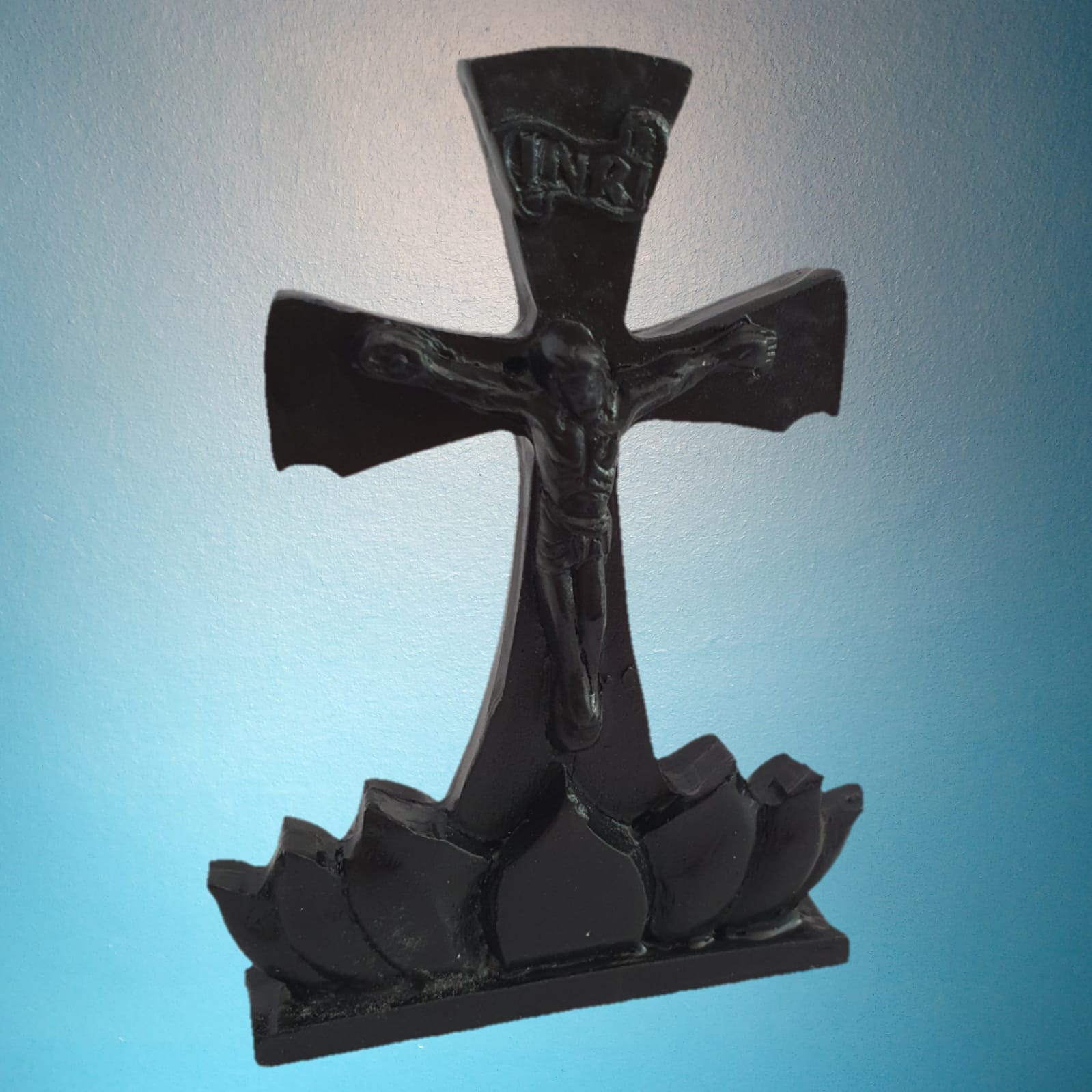 Blume mit Jesus auf Kreuzstatue Schwarz 8cm