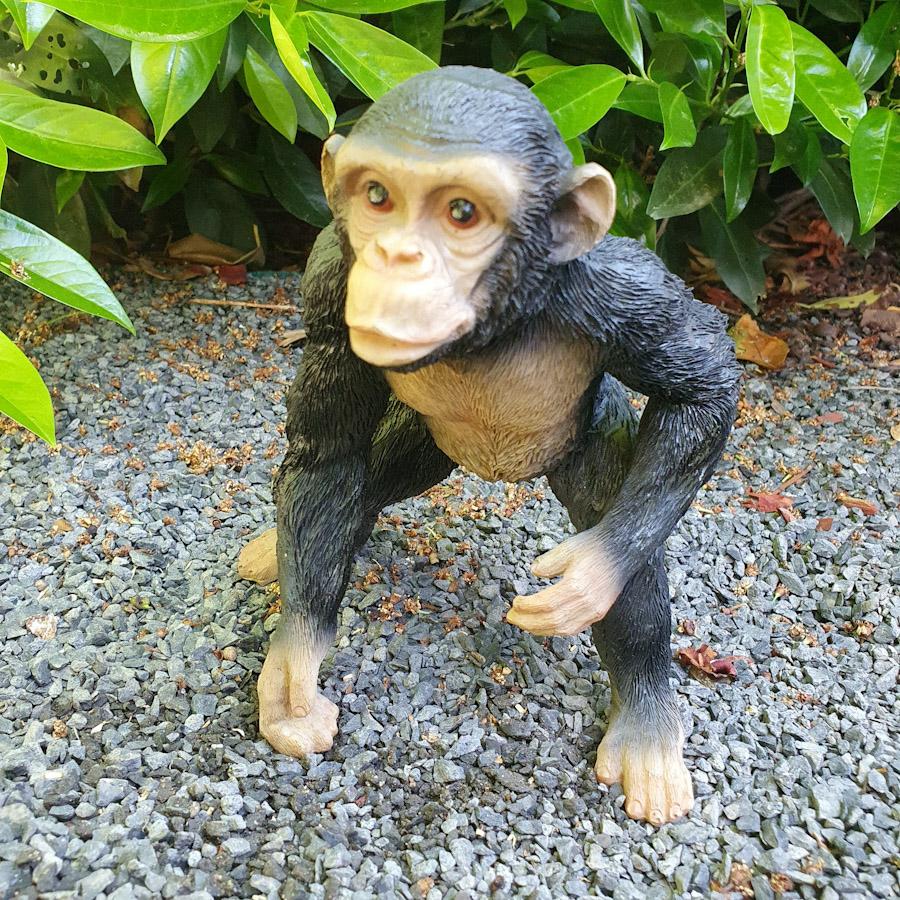 Kleiner Schimpanse Stehend als Gartenfigur