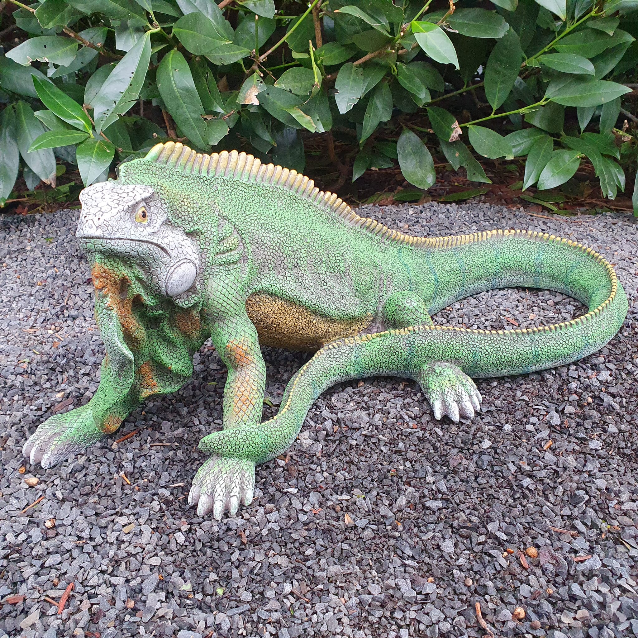 Grüner Leguan als Gartenfigur