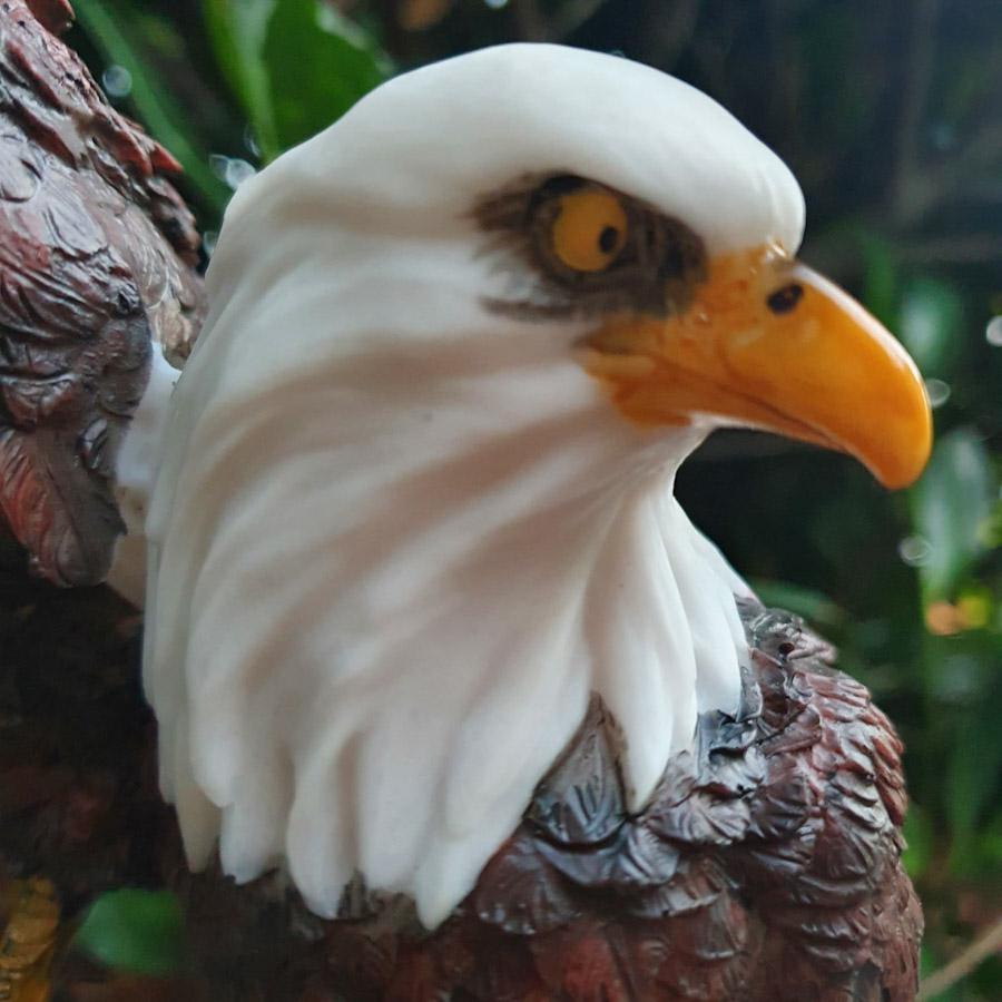 Adler Gartenfigur zwei Weißkopfseeadler Figuren auf einem Stamm 33 cm
