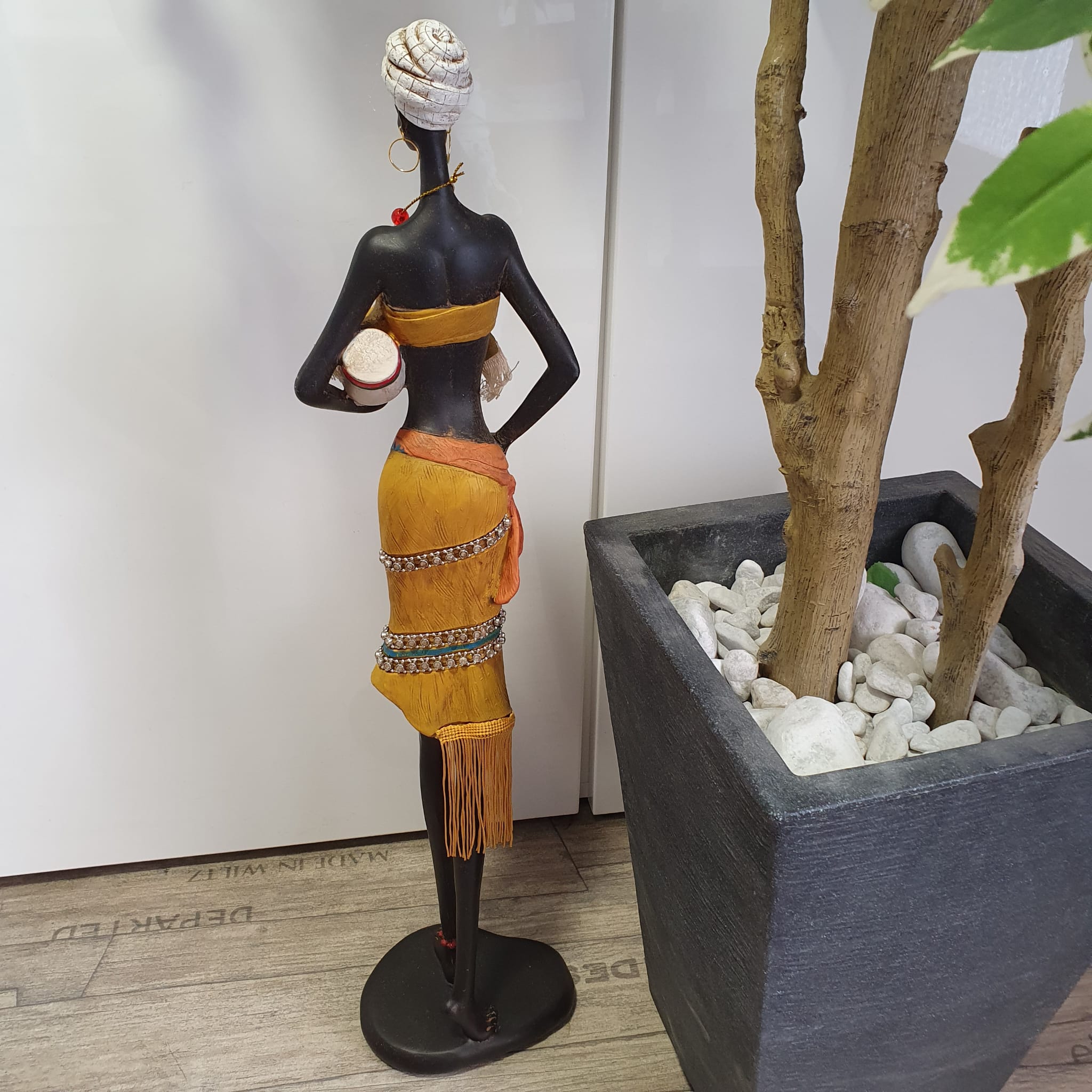 Afrikadeko Frau mit Kopftuch als Dekofigur von hinten