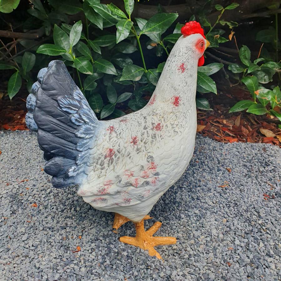 Stehende Hühner Figur weiß mit schwarzen Schwanzfedern von hinten