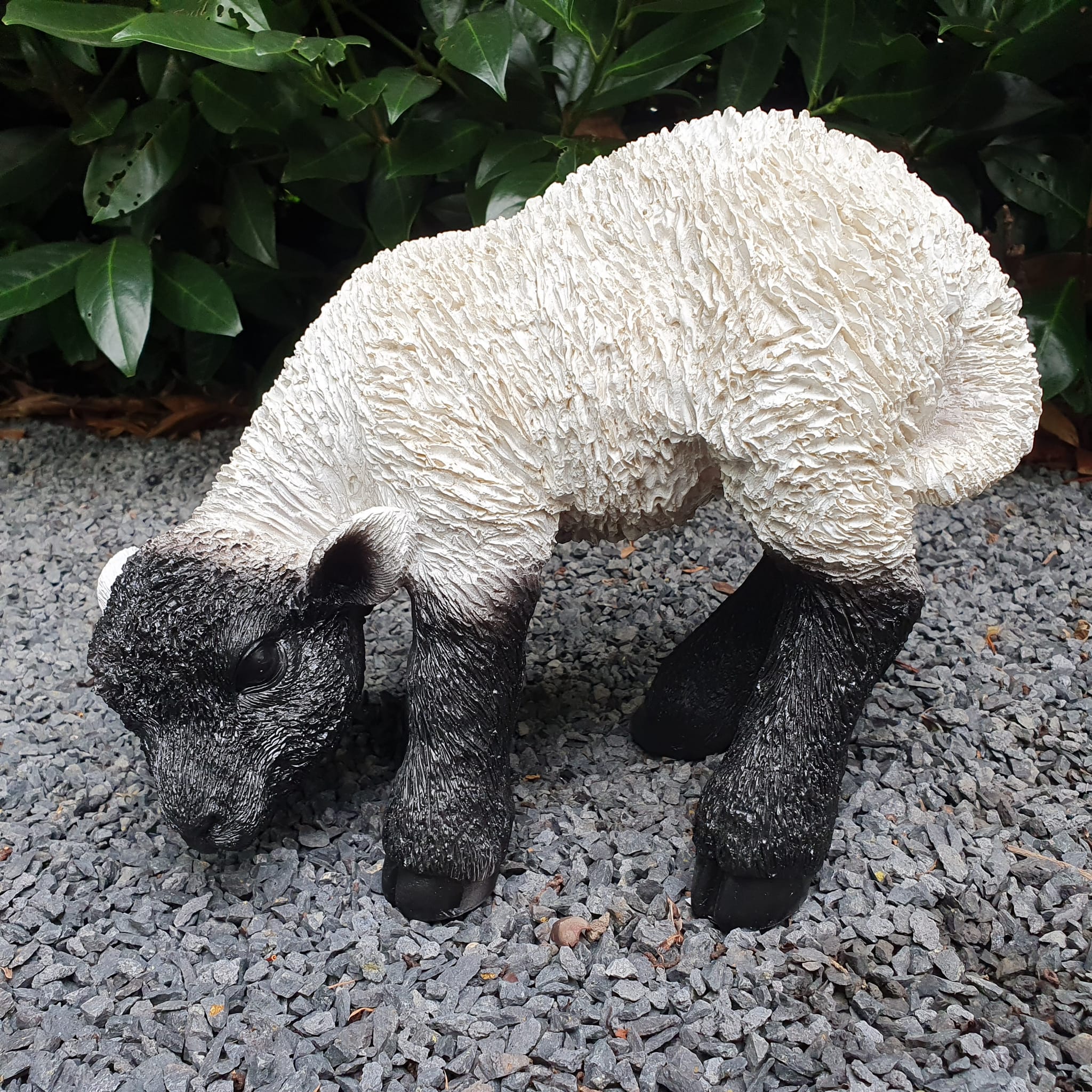 Gartenfigur grasende Lamm Figur 22 cm