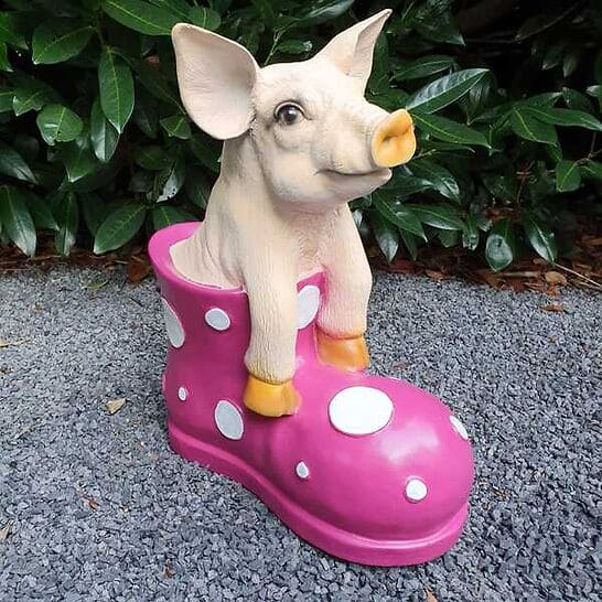 Gartenfigur sitzende Schweine Figur im Gummistiefel 37 cm