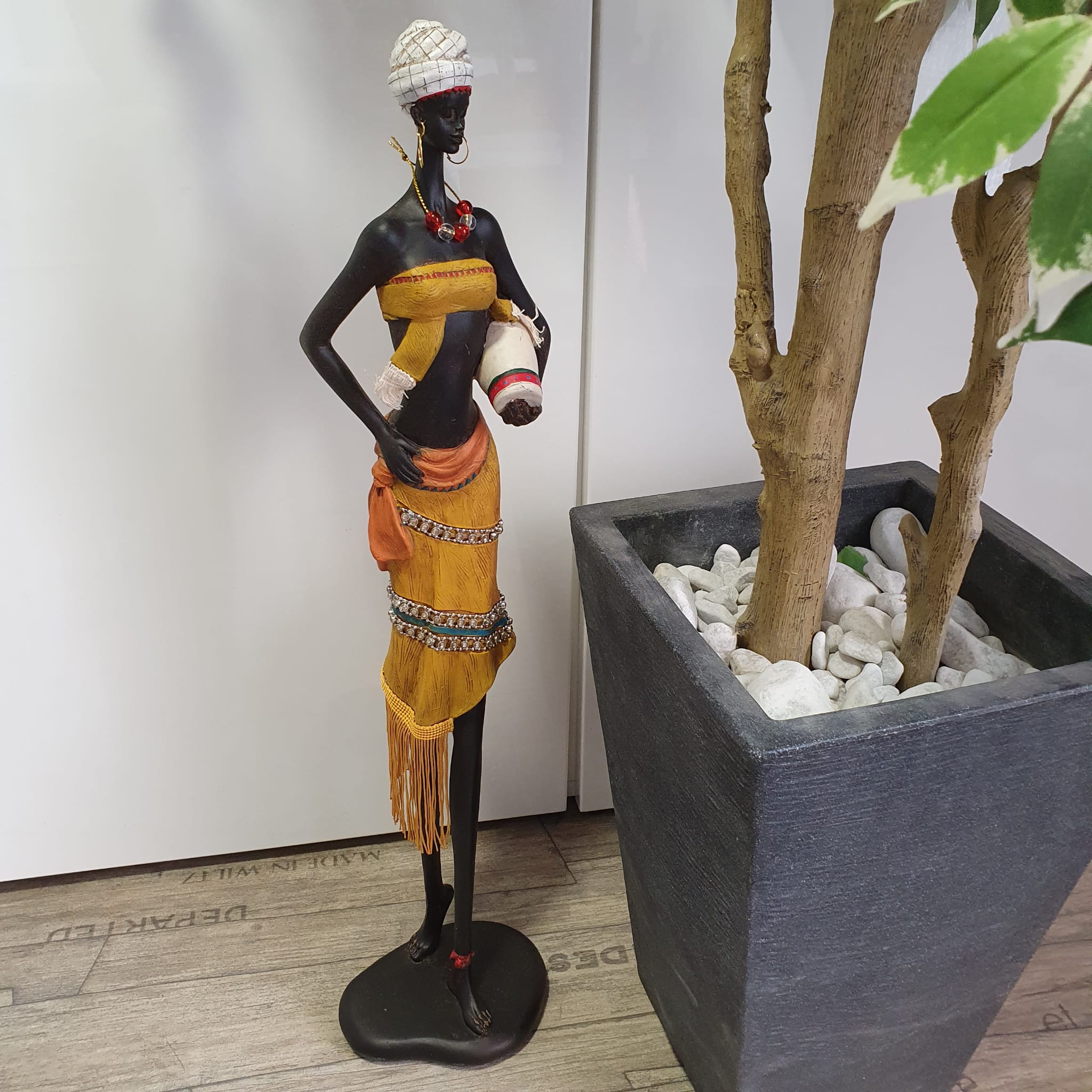 Afrikanische Dekofigur Frau mit Krug im Arm und Paillettenschmuck 61 cm
