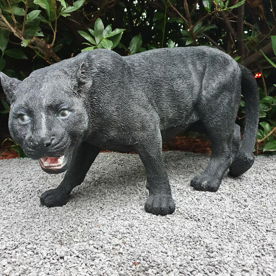 Schwarzer Puma als Gartenfigur