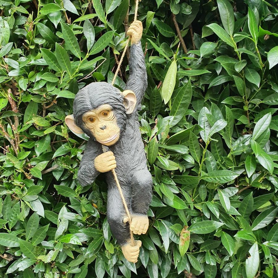 Hängender Schimpanse als Gartenfigur