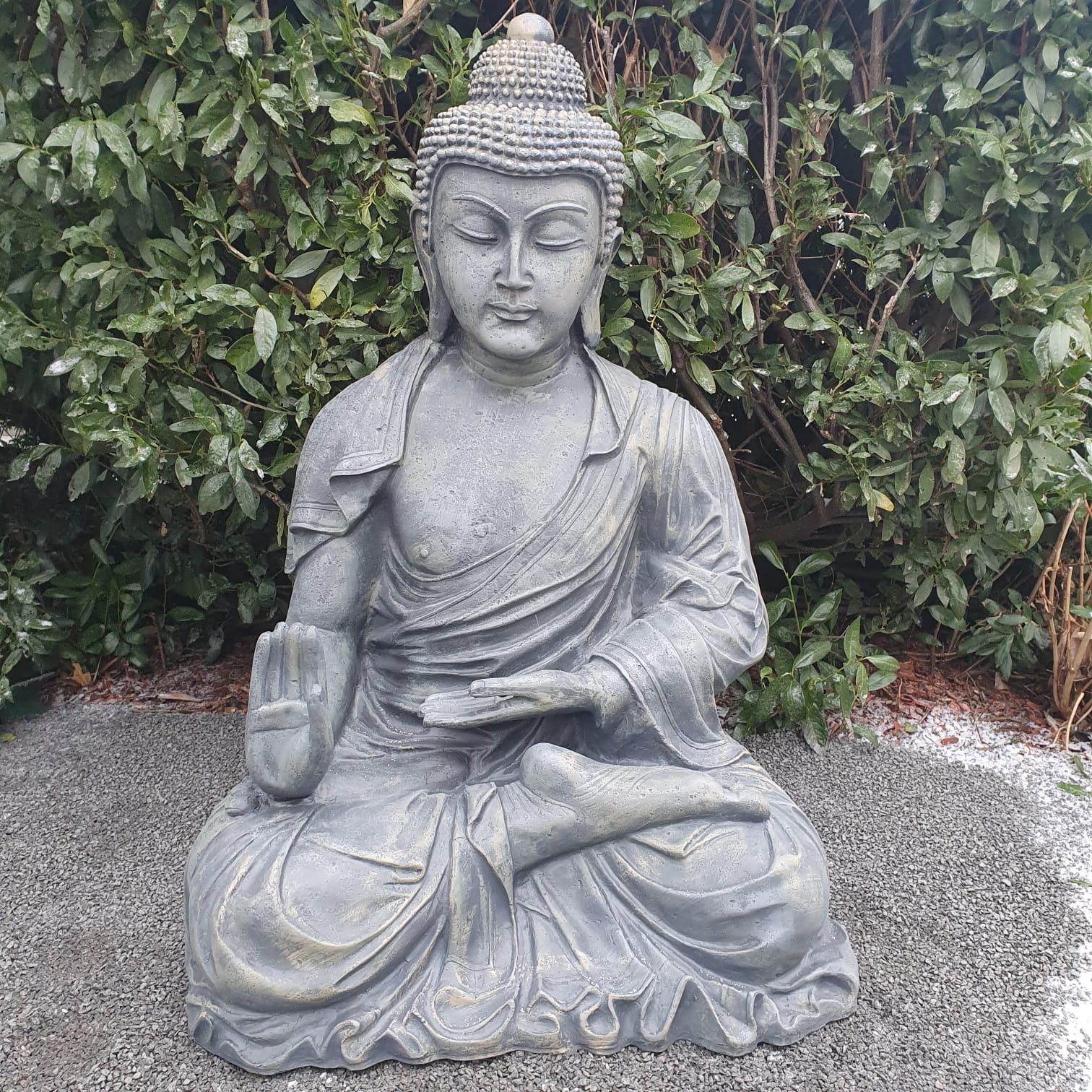 Großer Asia Buddha sitzt mit offener Hand