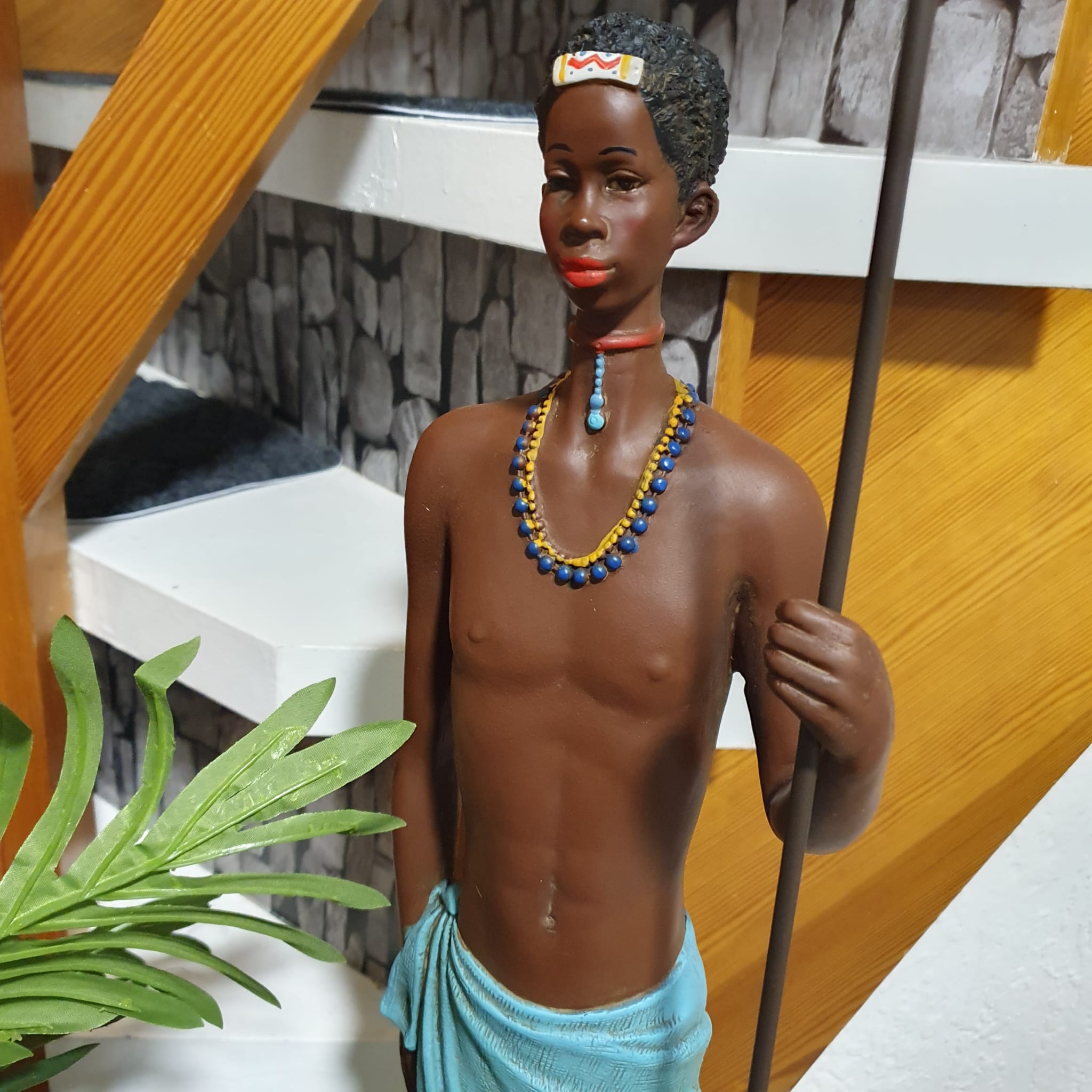 Afrikadeko Mann mit Staab als Dekofigur Nahaufnahme