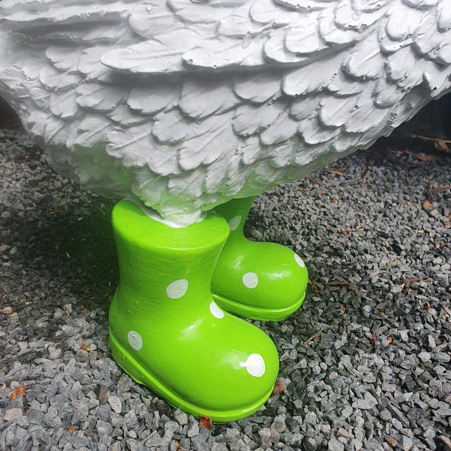Gans mit grünen Stiefeln Gartenfigur nah Ansicht Füße