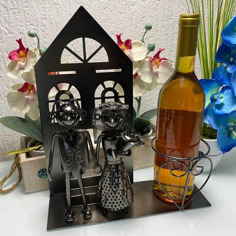 Zwei Heiratende Metall Figuren neben einem Flaschenhalter von Aspinaworld  