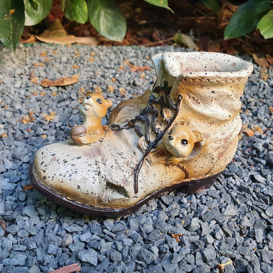Eichhörnchen am Schuh als Blumentopf 