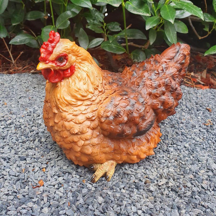 Sitzende braune Hühner Figur