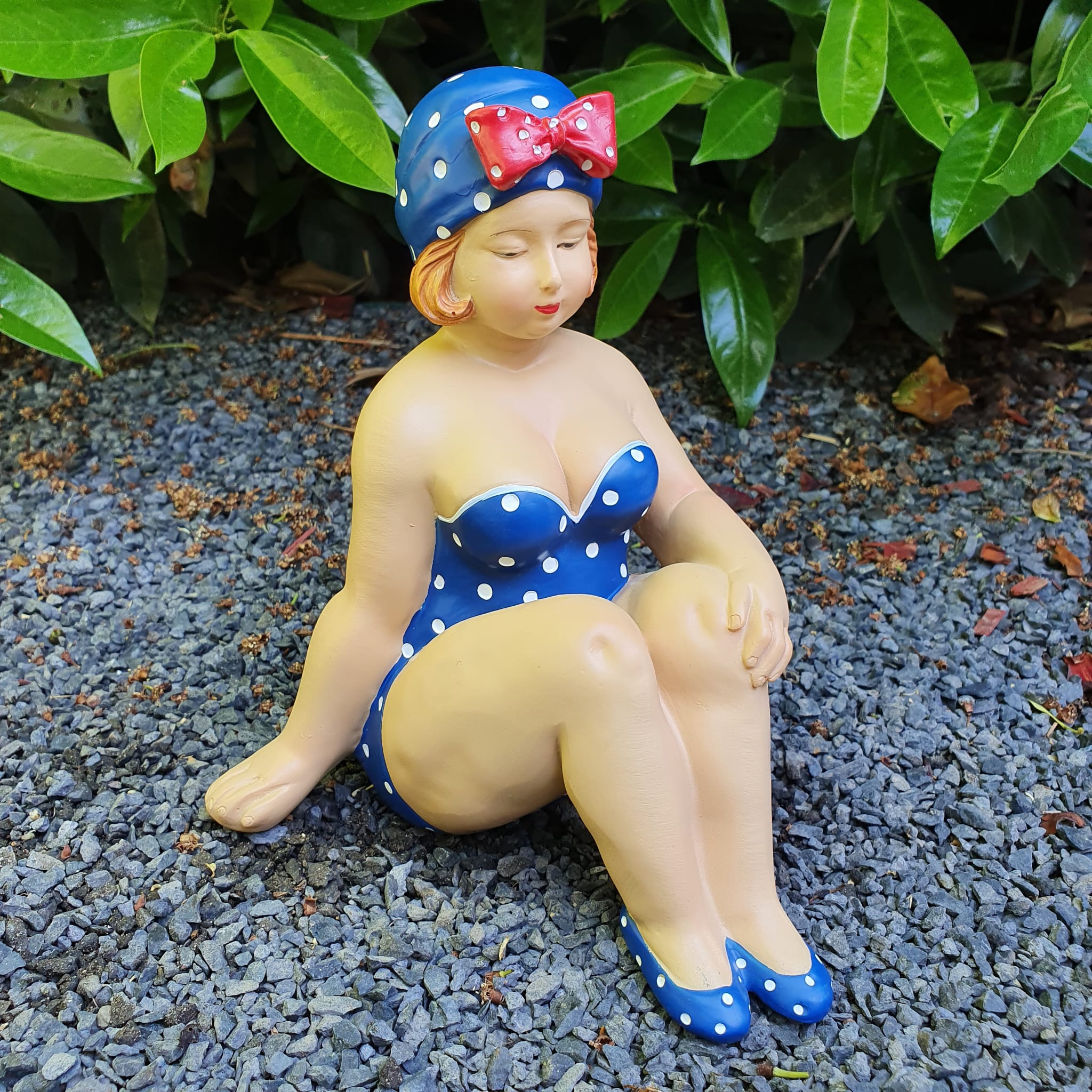 Gartenfigur sitzende blaue Badenixe Figur 19 cm