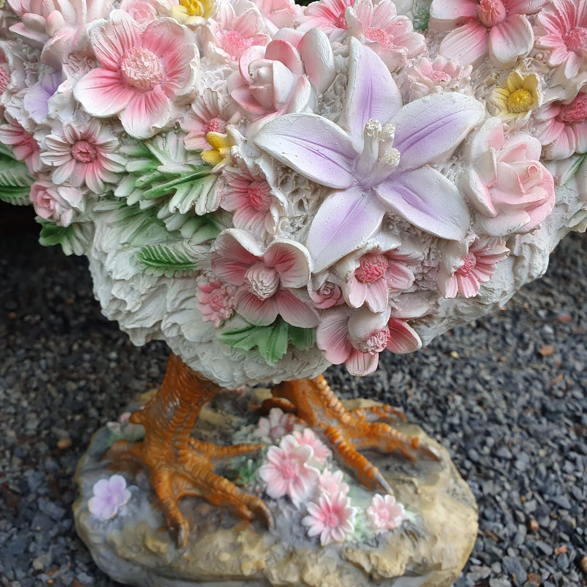 Stehende Hühner Gartenfigur mit Blumenfedern nah Ansicht Füße