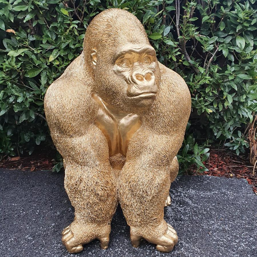 Großer Goldener Gorilla auf der Lauer als Gartenfigur 