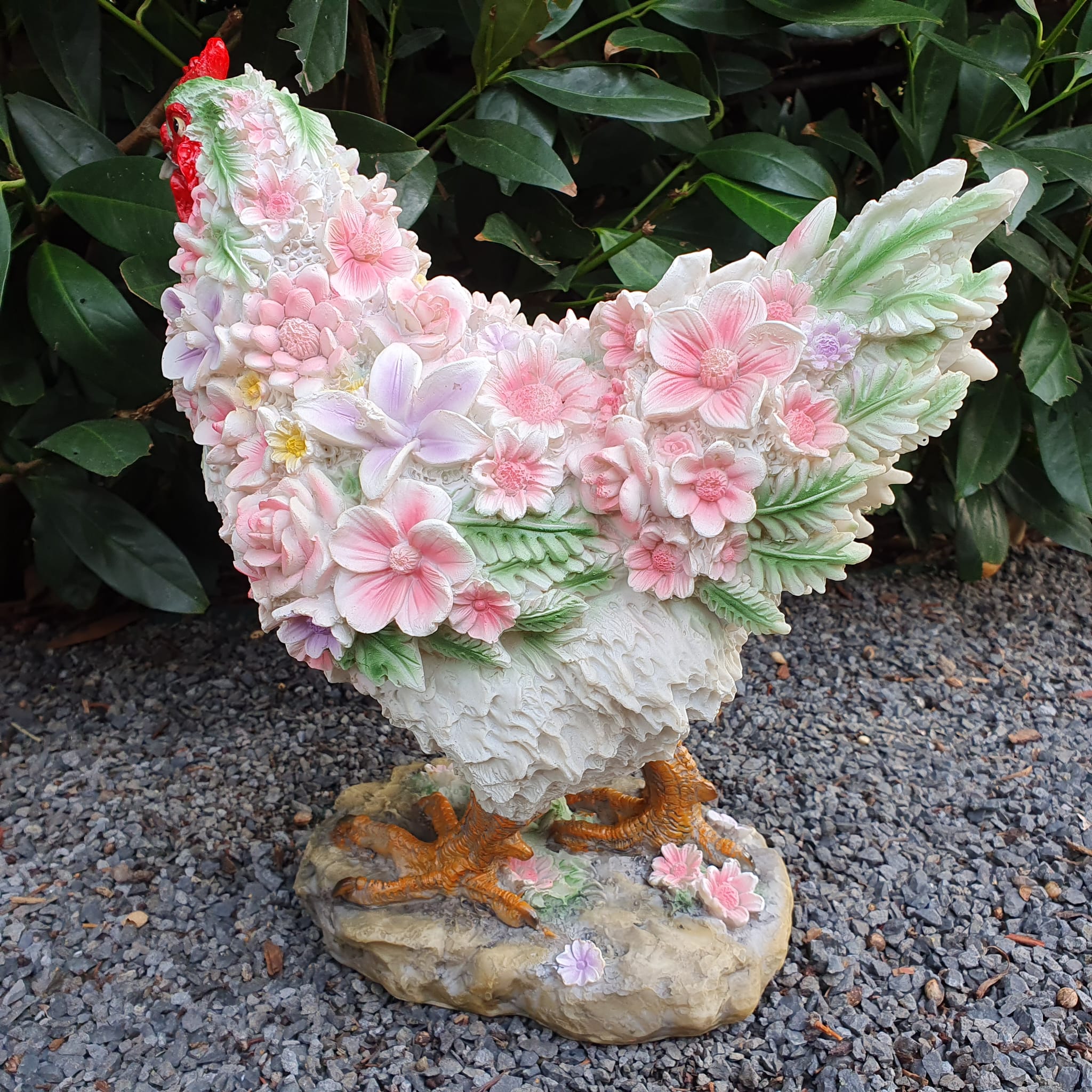 Stehende Hühner Gartenfigur mit Blumenfedern von hinten