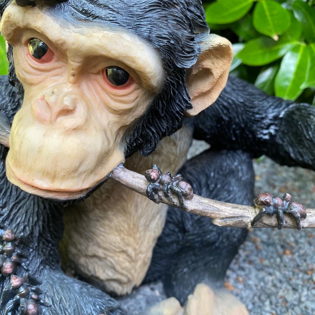 Gartenfigur Gartendeko niedliches  Affenbaby Wohndeko Affe liegt auf Ast 