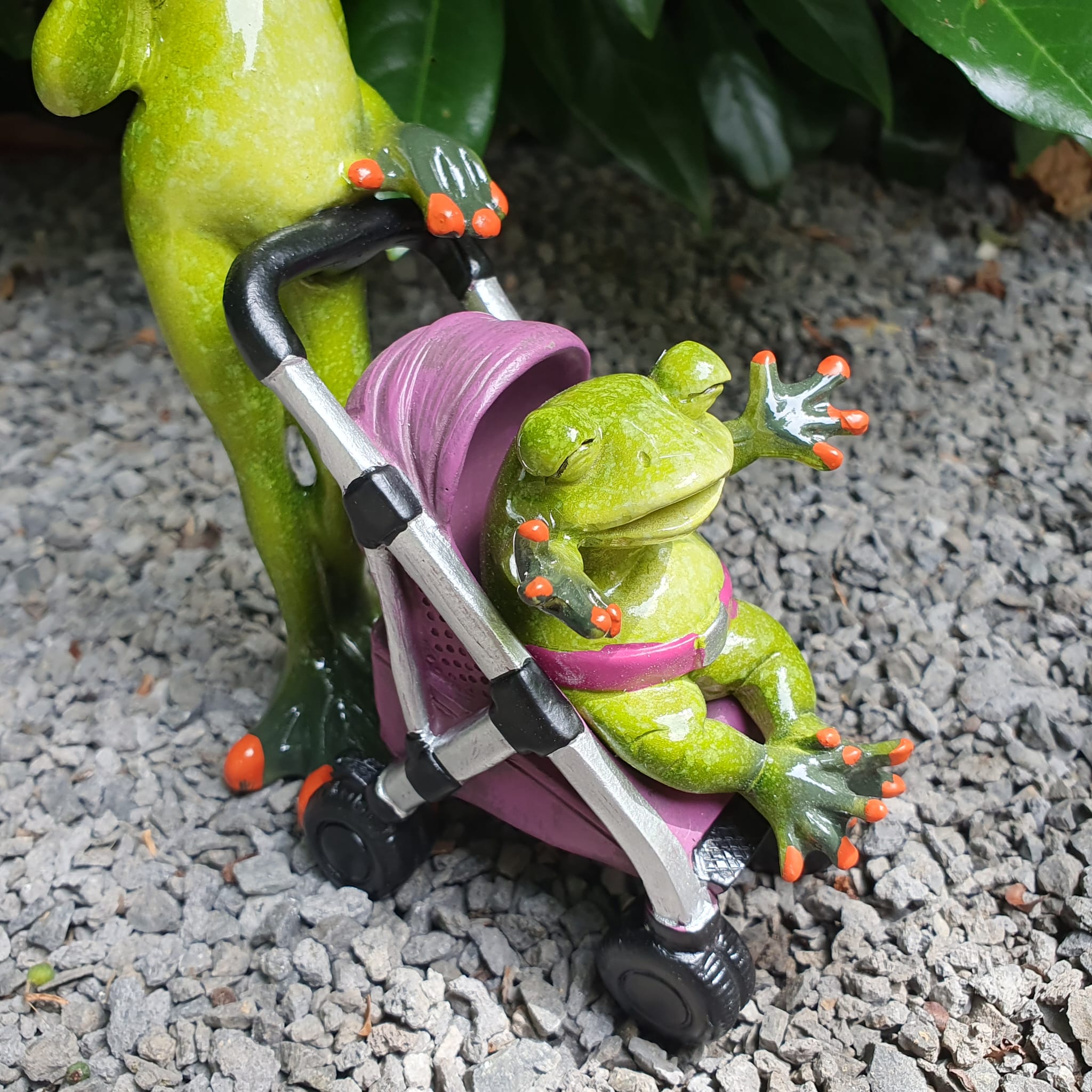 Frosch Mama mit Kinderwagen als Gartenfigur Nahaufnahme