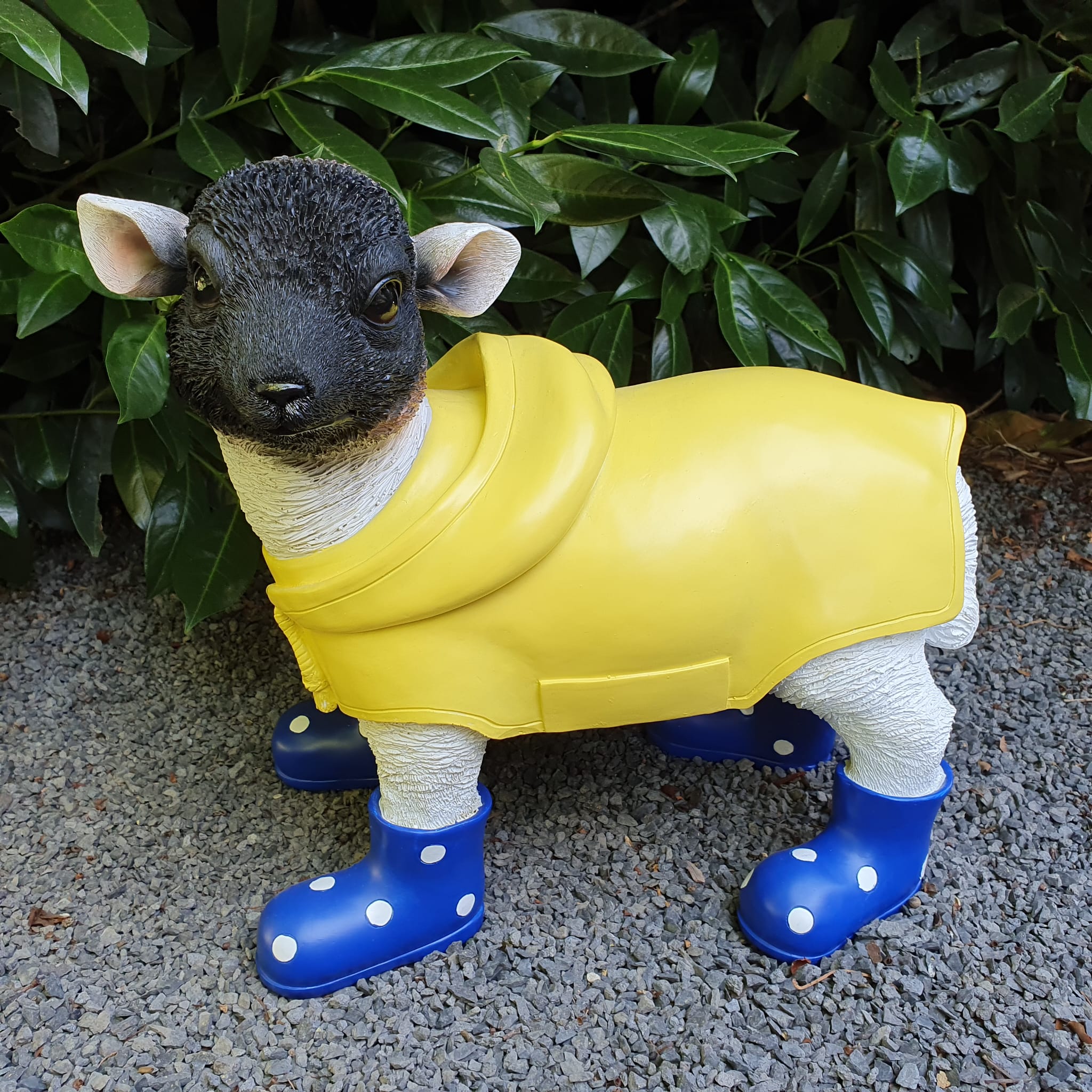 Gartenfigur Schaf Figur mit Mantel und Gummistiefel blau 30 cm
