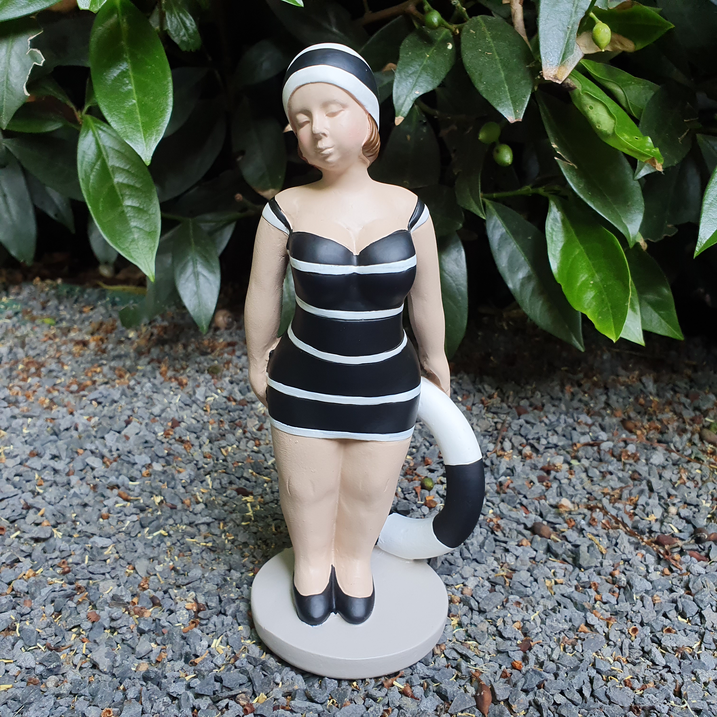 Gartenfigur stehende Badenixe Figur mit Rettungsring 21 cm schwarz