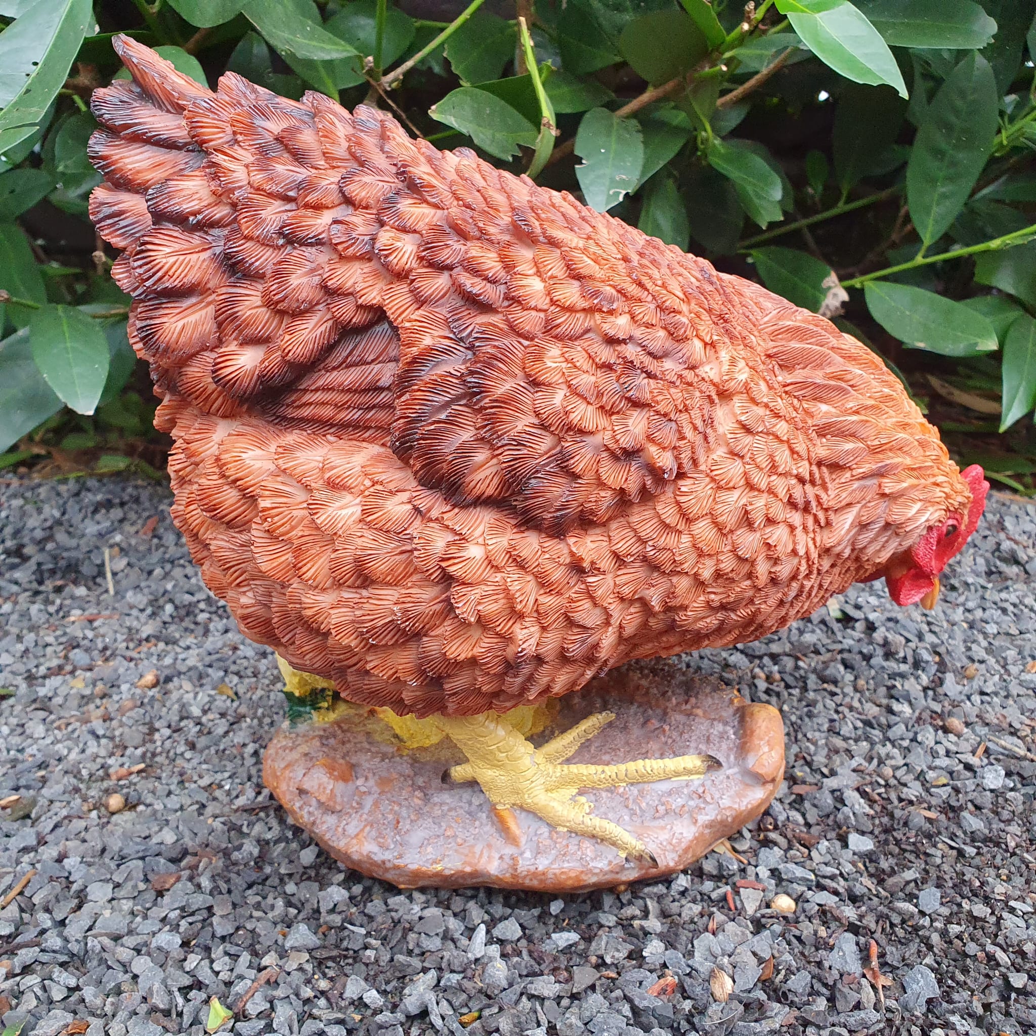 Pickende braune Hühner Gartenfigur mit gelben Küken von hinten