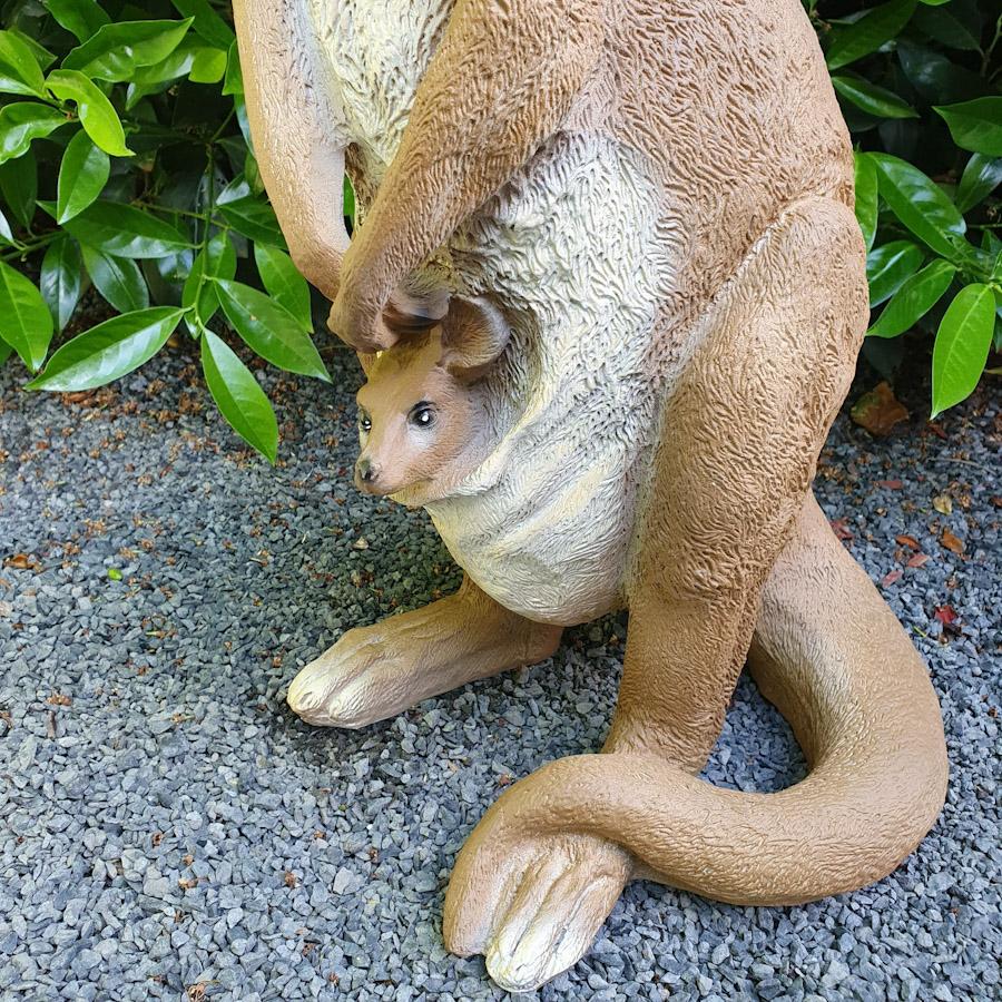 Gartenfigur stehende Känguru Figur mit Kind im Beutel 54 cm