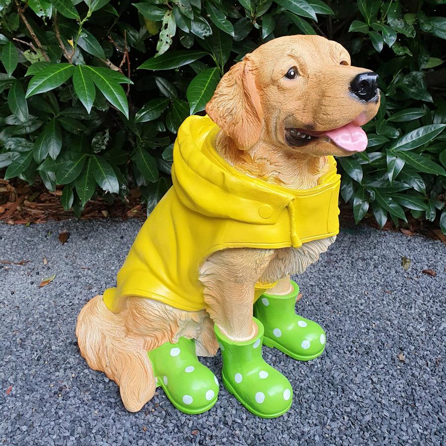 Heller Labrador in Gelben Mantel und Grünen Schuhen als Gartenfigur