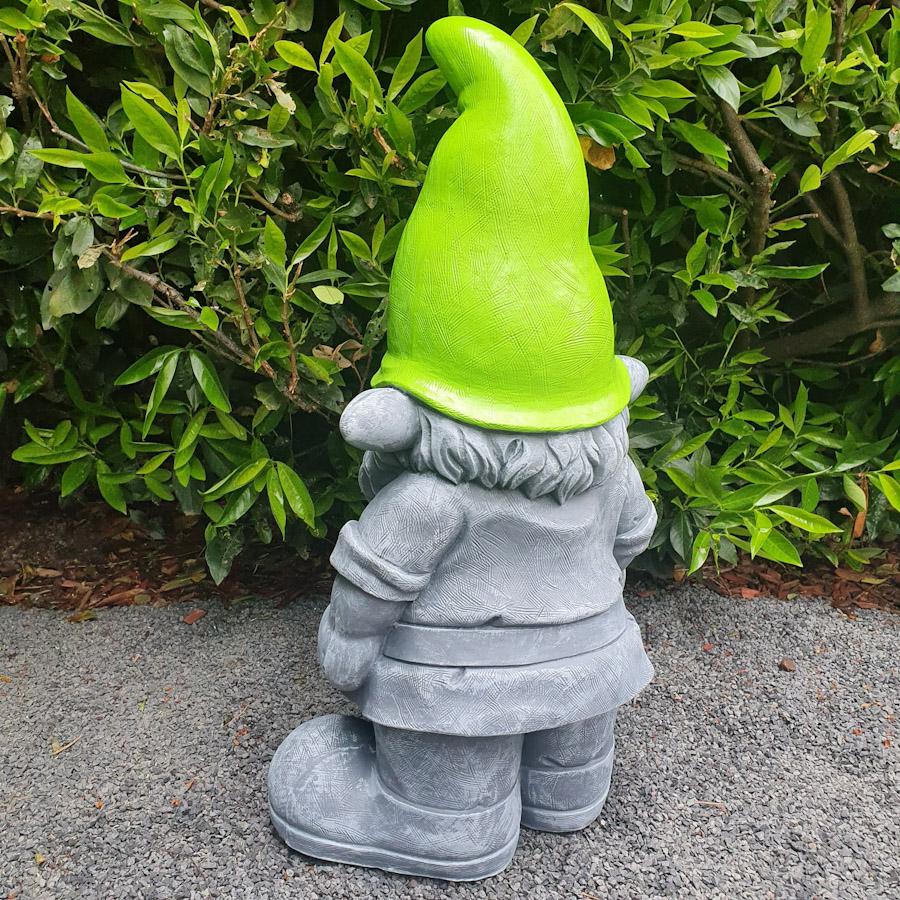 Große Gnom mit grüner Mütze als Gartenfigur von hinten