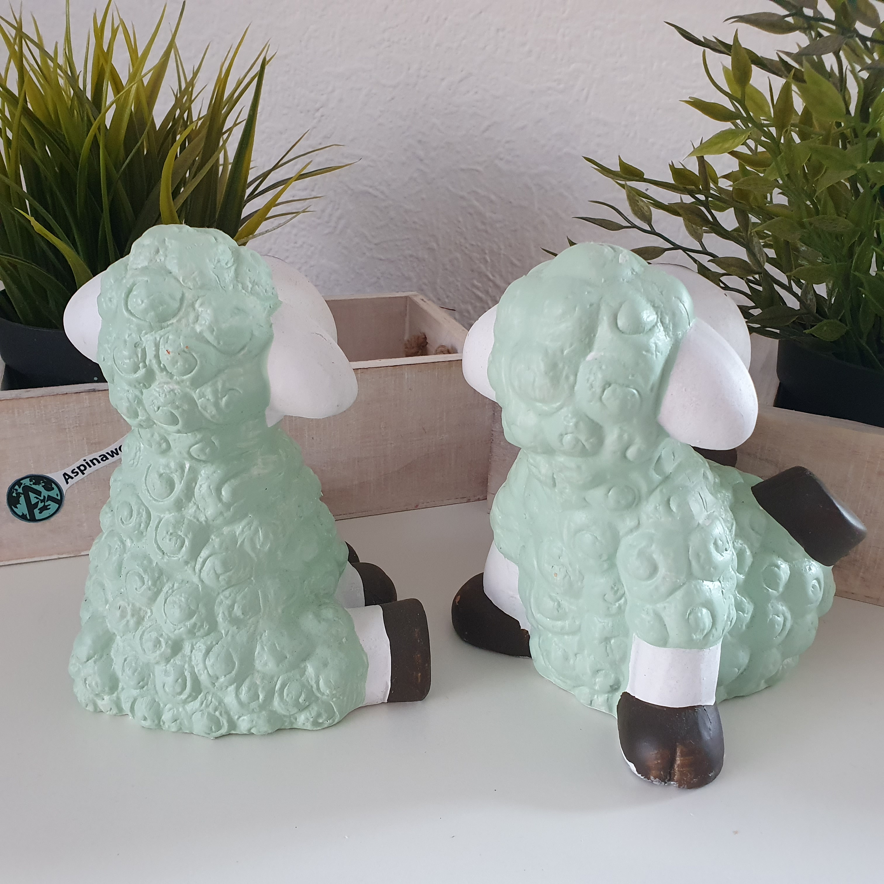 Zwei Schafe mit Grünen Fell als Dekofigur von hinten