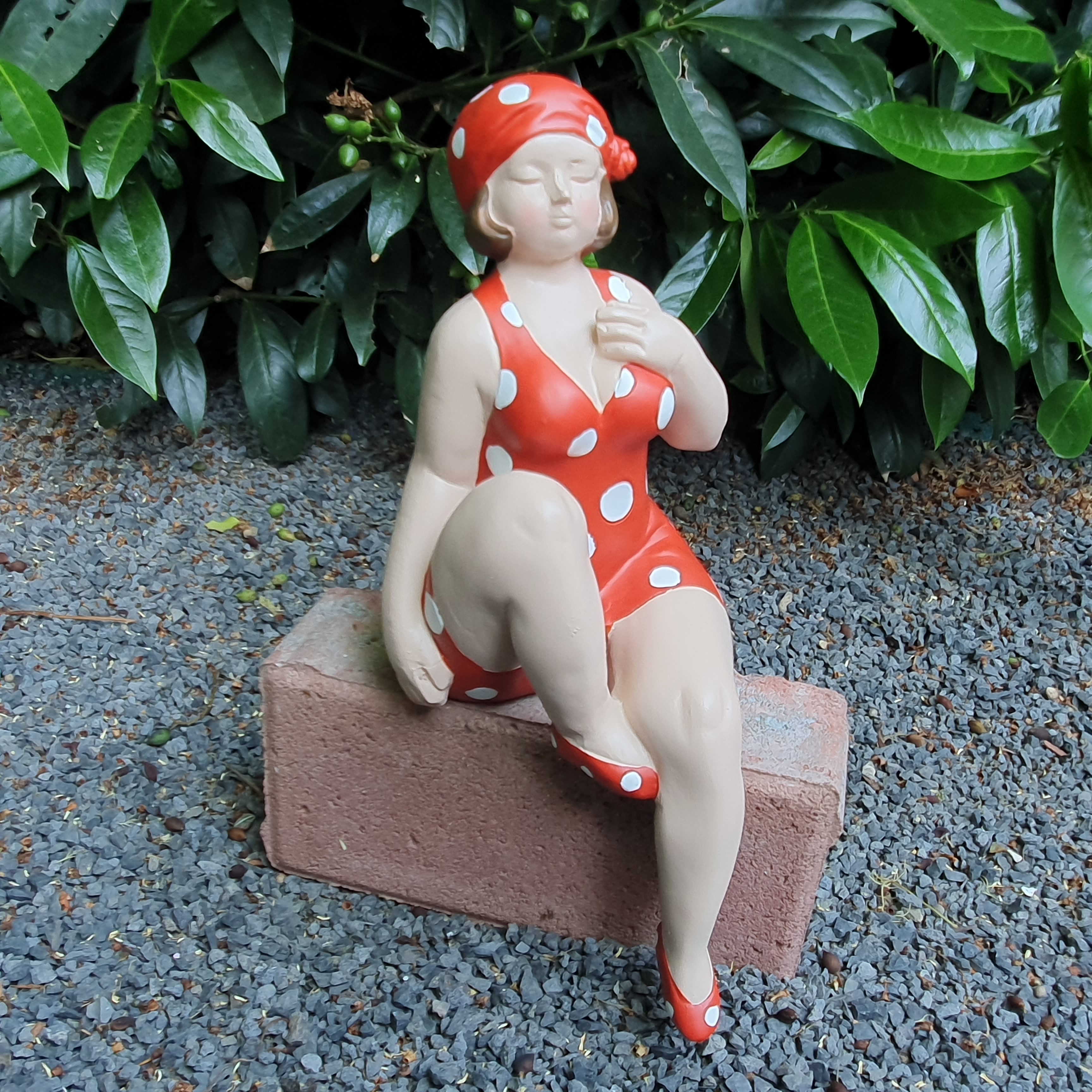 Badenixe im roten Badeanzug Kantensitzer als Gartenfigur
