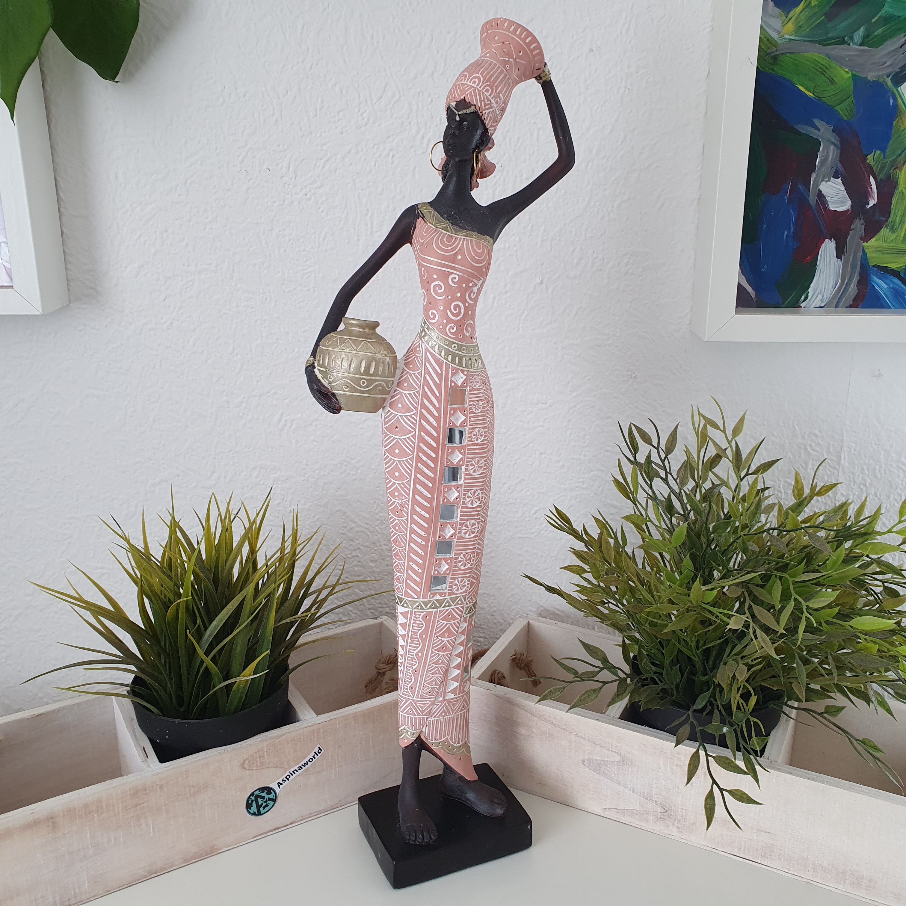 Afrikanische Dekofigur Frau mit Wasserkrug im Arm 48 cm rosa
