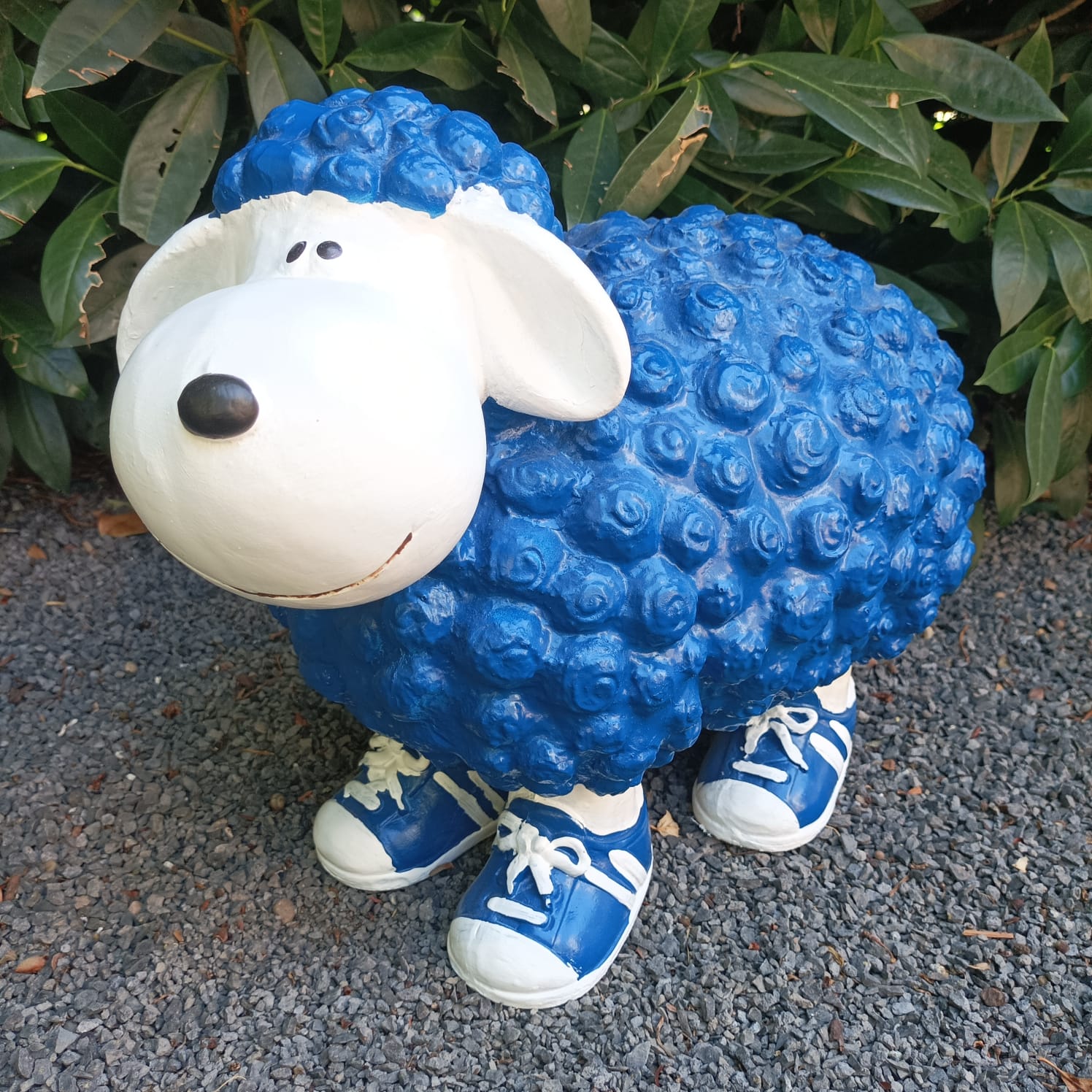 Gartenfigur Schaf Figur mit blauen Turnschuhen 33 cm