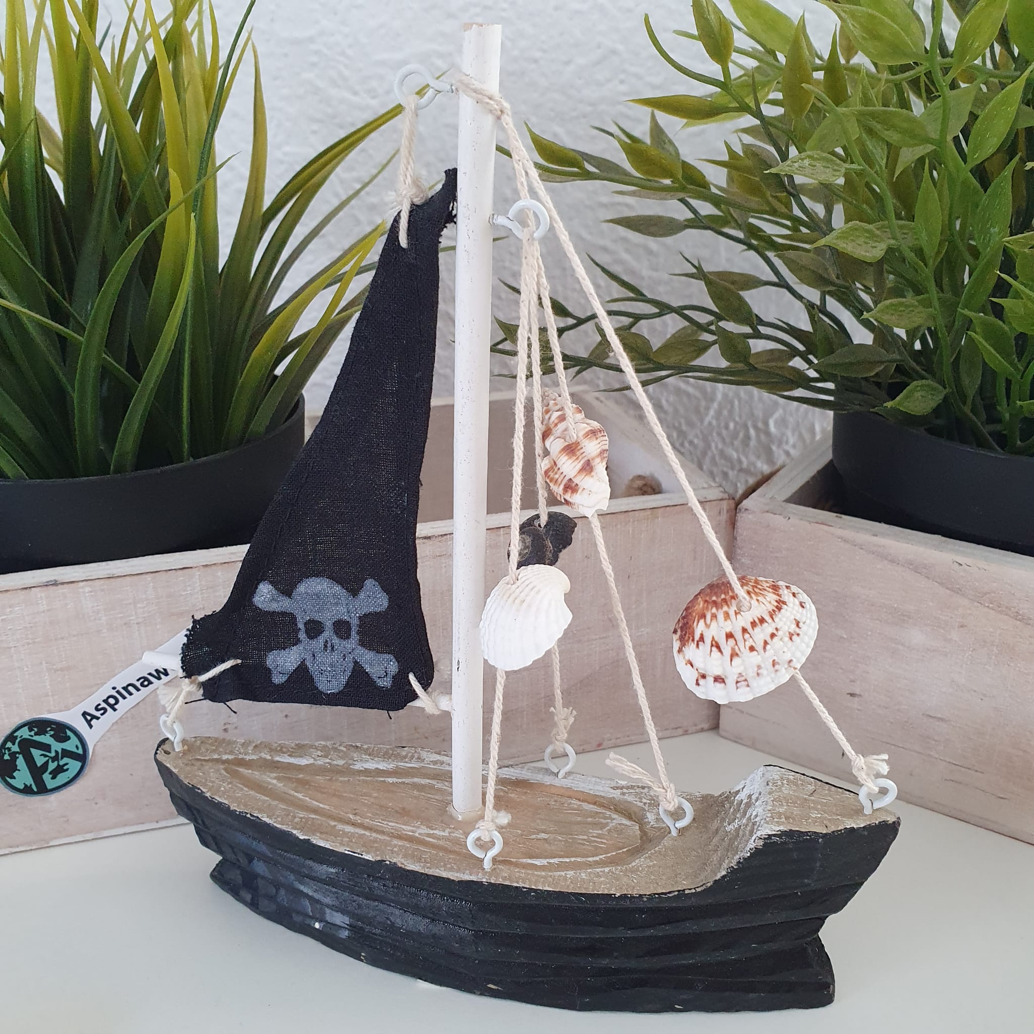 Küsten-Deko - Boot mit Muscheln und Piraten-Segel 18 cm