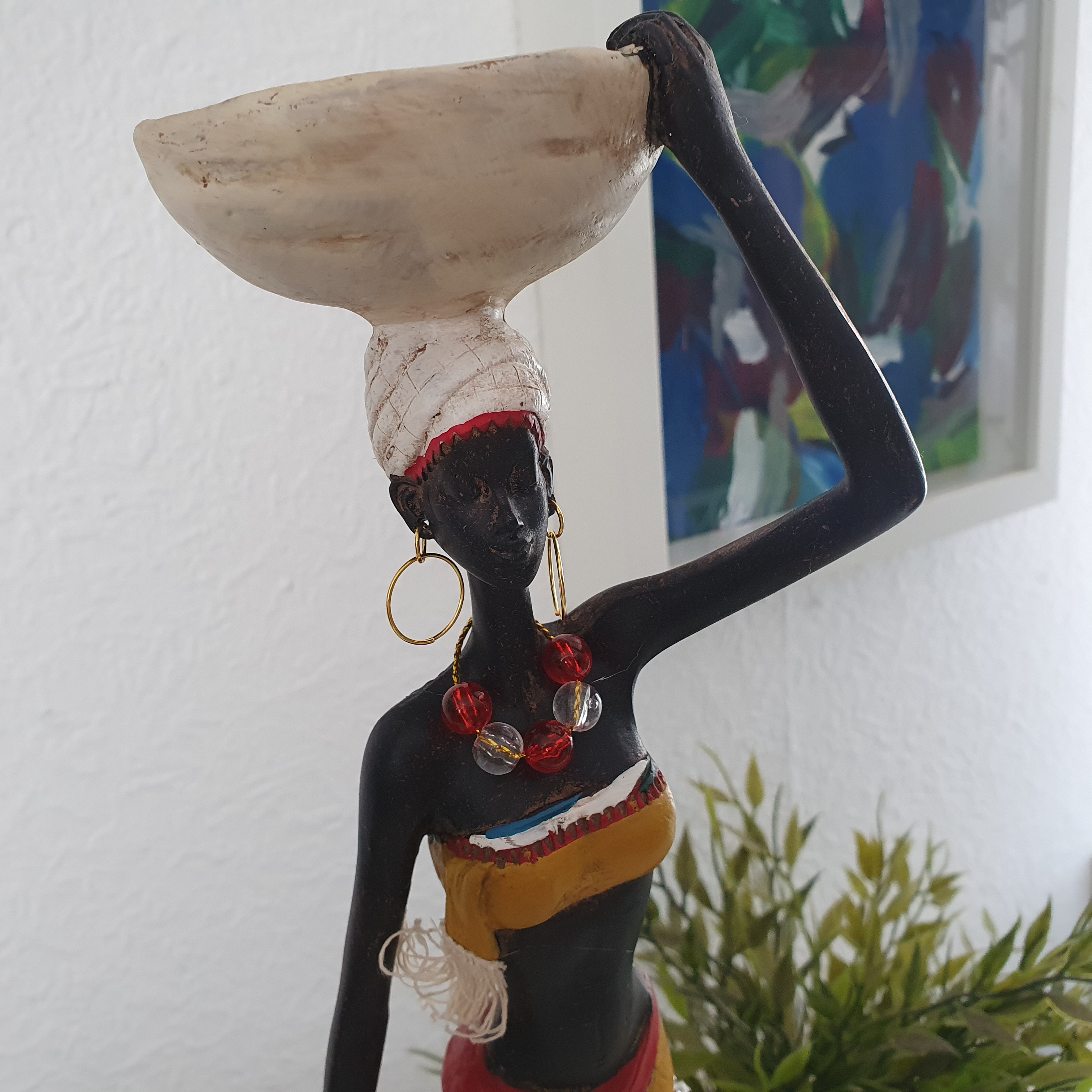 Afrikadeko Frau mit Schale auf dem Kopf als Dekofigur Nahaufnahme