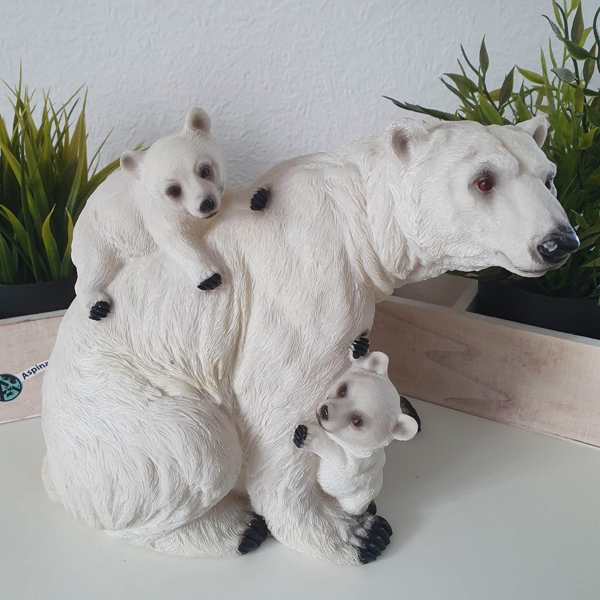 Eisbär Figur mit zwei Kindern 21 cm 