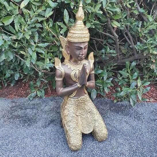Gartenfigur kniende Buddha Figur Tempelwächter 80 cm Gold
