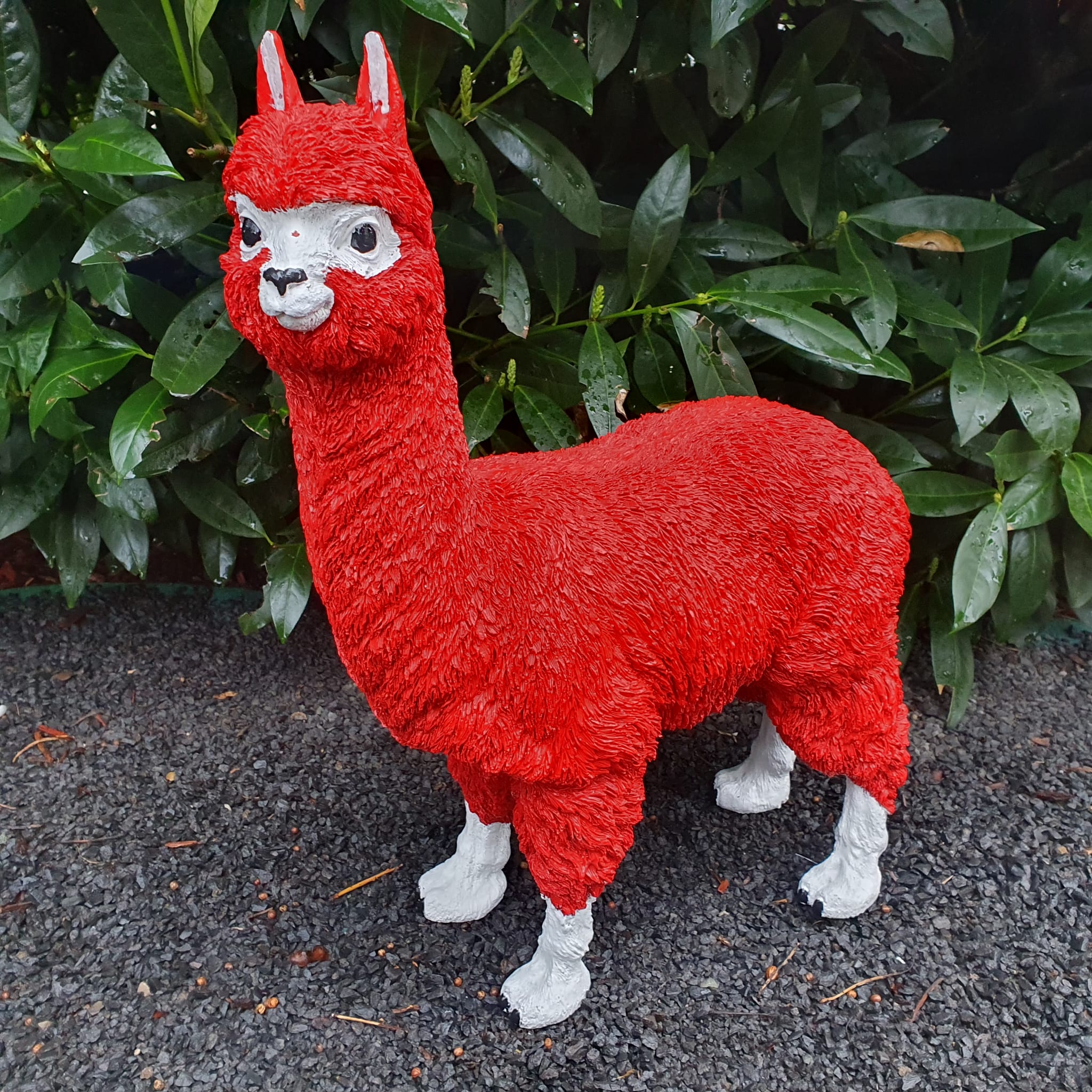 Gartenfigur rote Alpaka Figur 45 cm