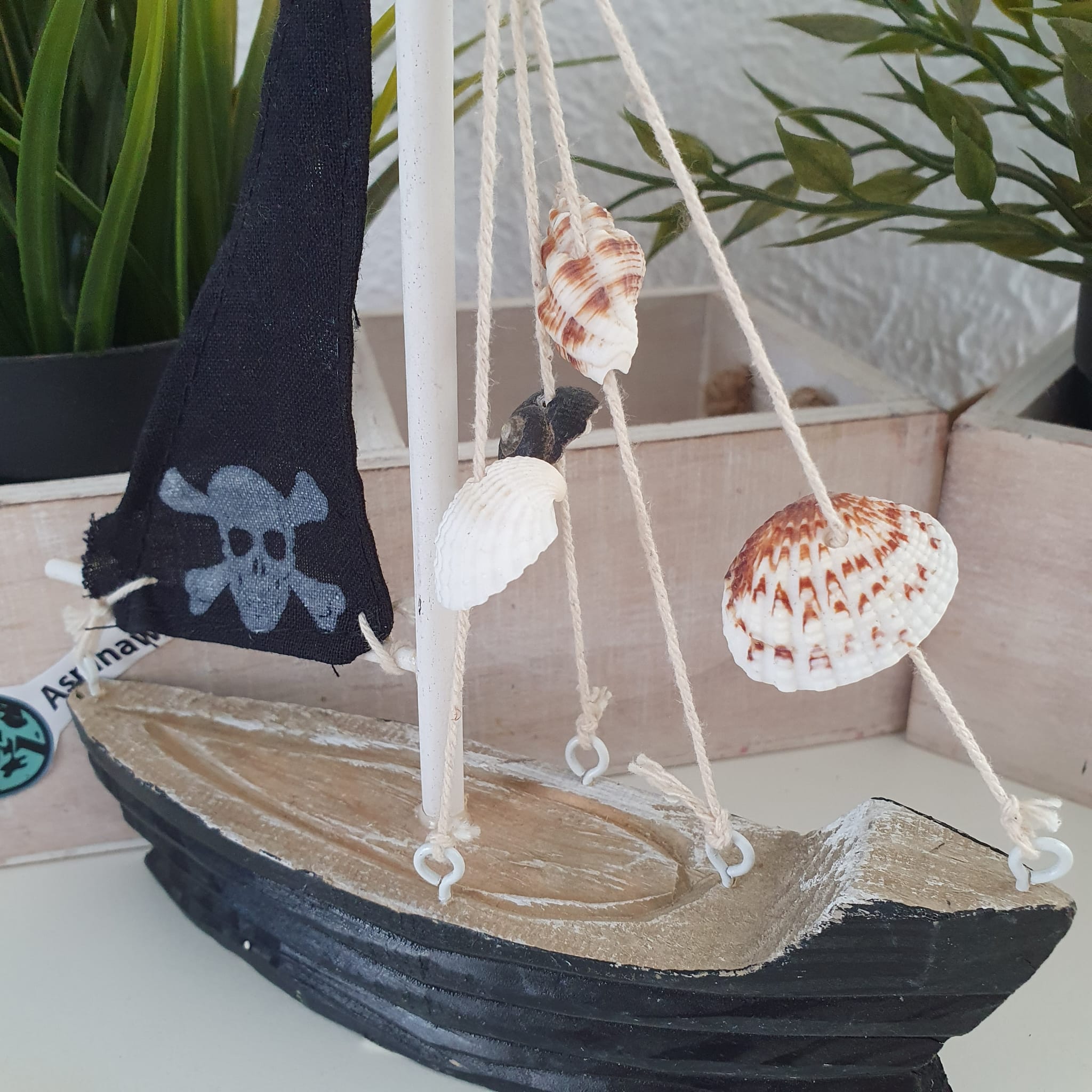 Küsten-Deko - Boot mit Muscheln und Piraten-Segel 18 cm