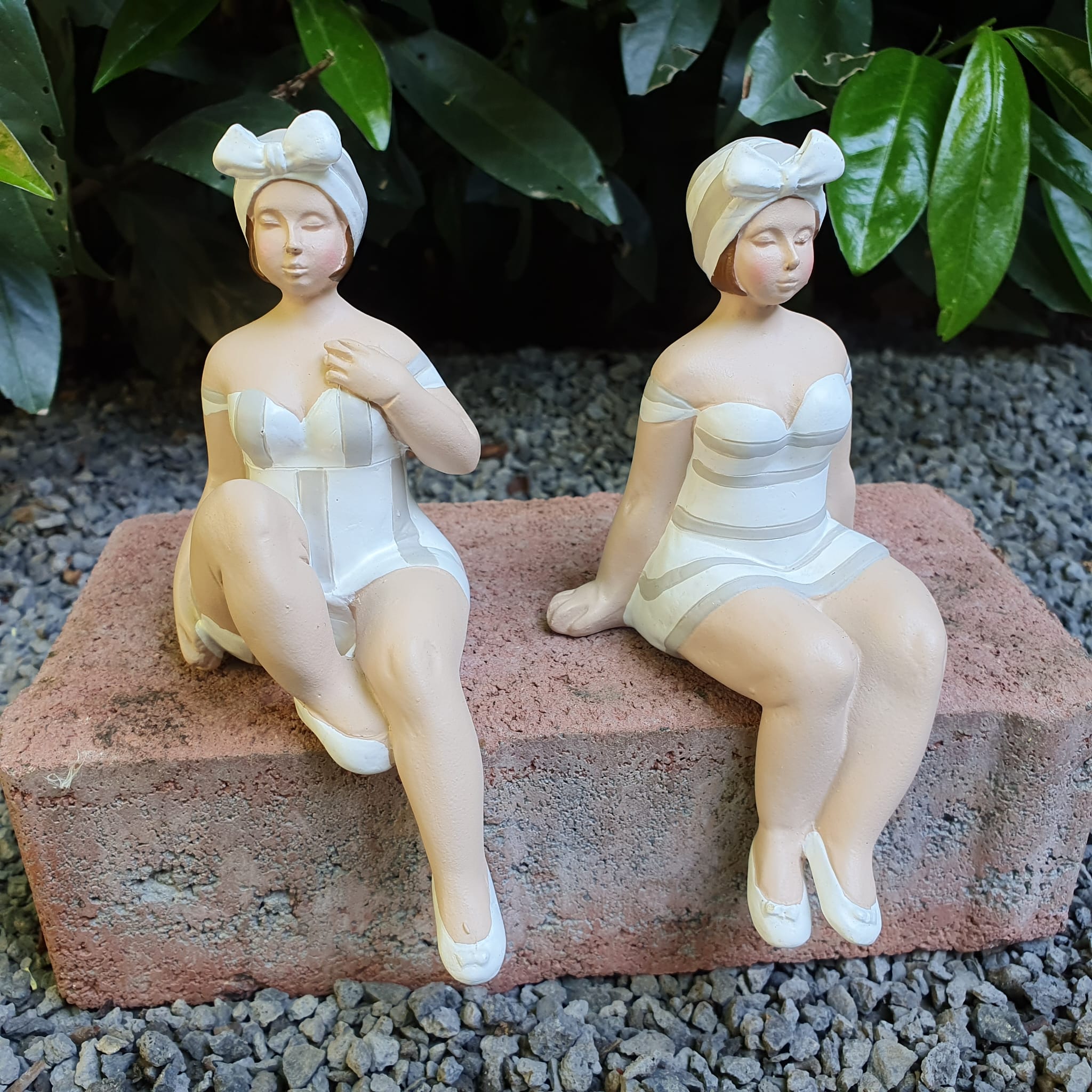 Zwei Badefrauen sitzend Weiß als Gartenfigur