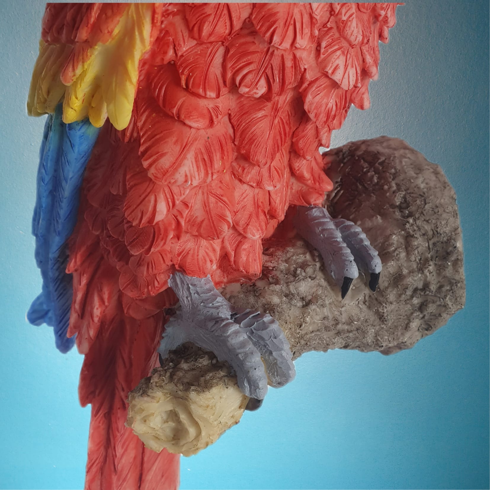 Gartenfigur Papagei Figur sitzt auf einem Ast 39 cm
