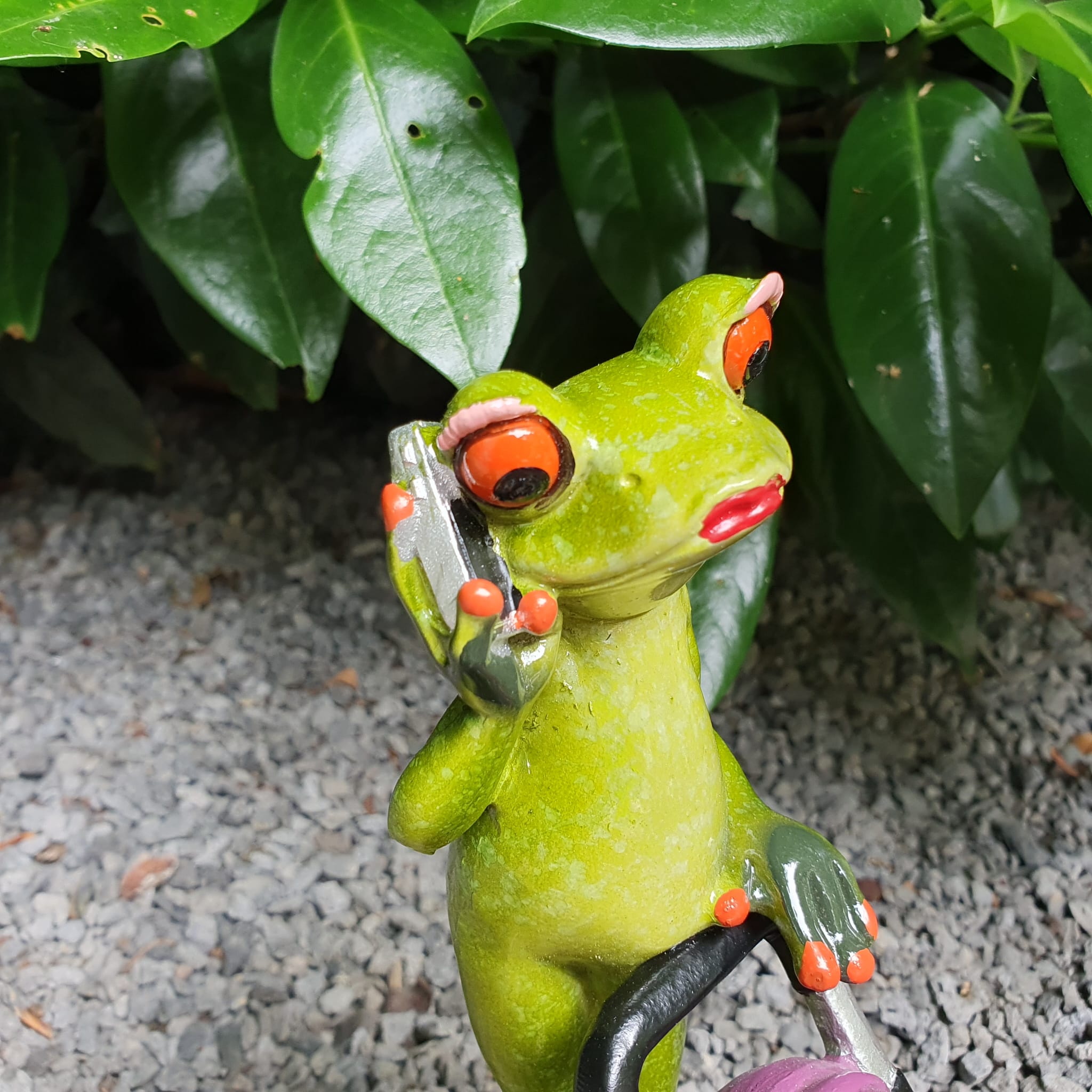 Frosch Mama mit Kinderwagen als Gartenfigur Nahaufnahme