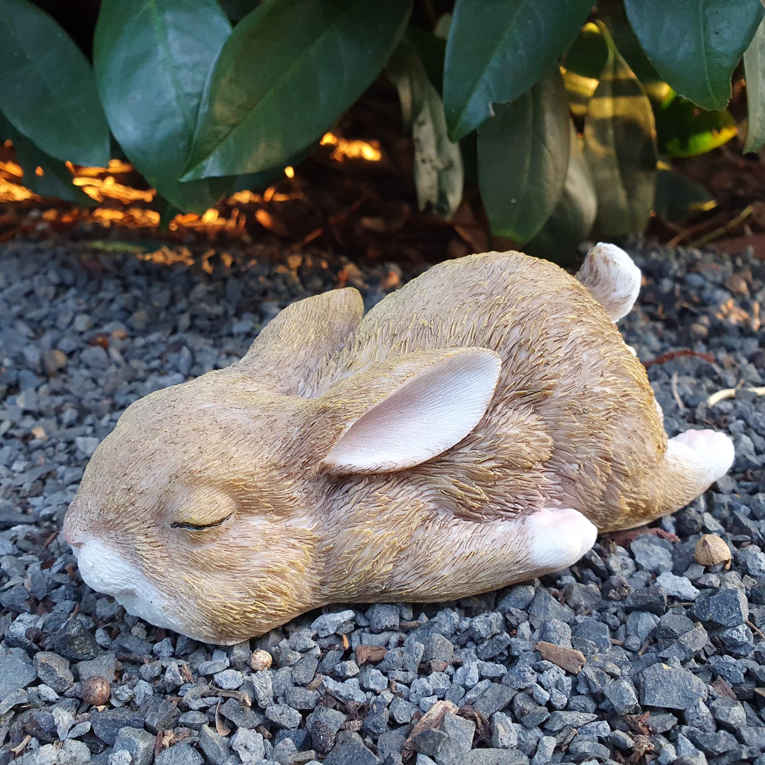 Gartenfigur liegende Hasen Figur 14 cm lang