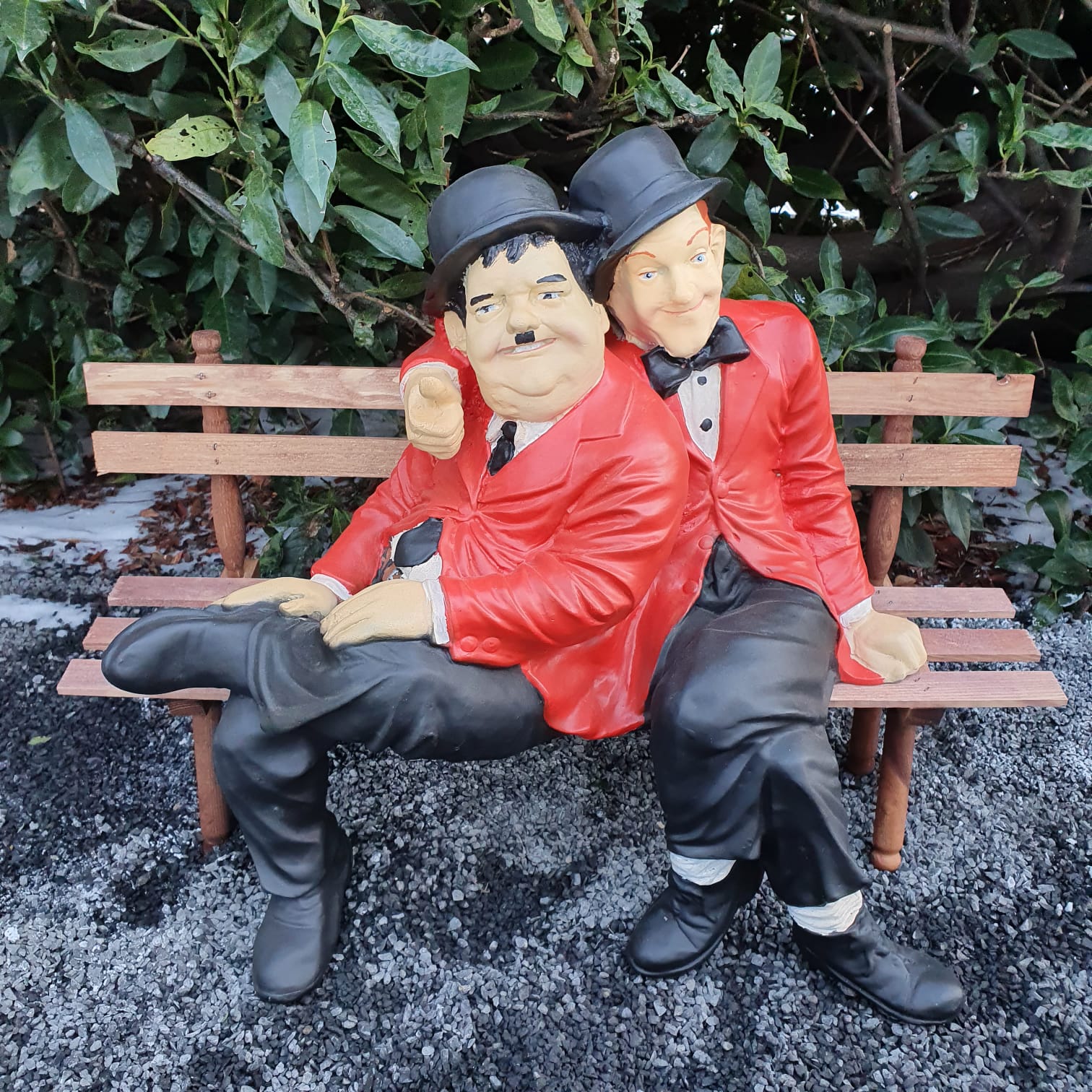 Gartenfigur Stan Laurel und Oliver Hardy Dick und Doof Figur auf einer Bank rot 55 cm
