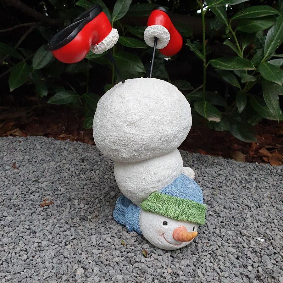 Schneemann auf dem Kopf als Gartenfigur